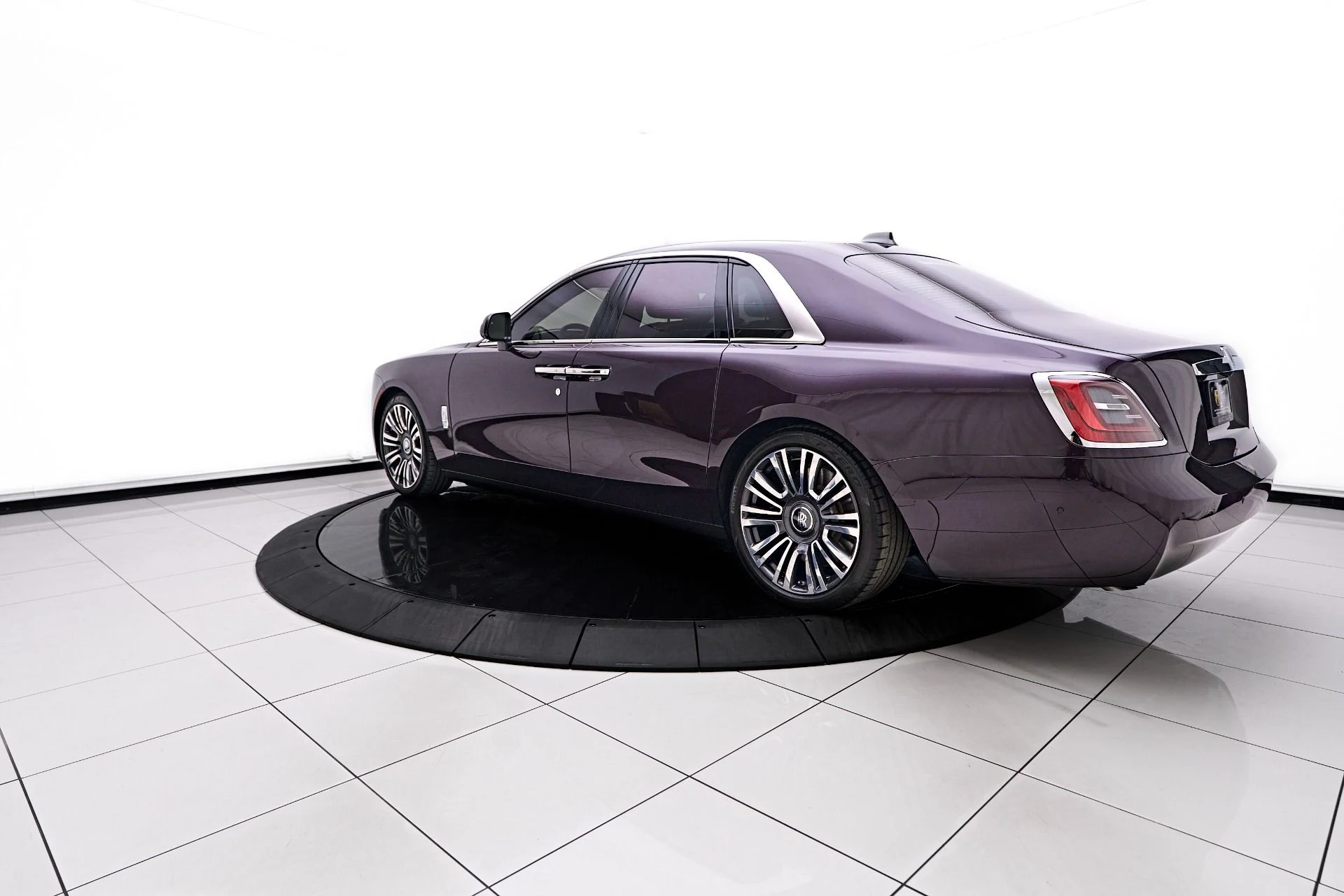 mph013_2290983950_Used_2024_Rolls_Royce_Ghost_Base_1752169894_9ee85fdab8