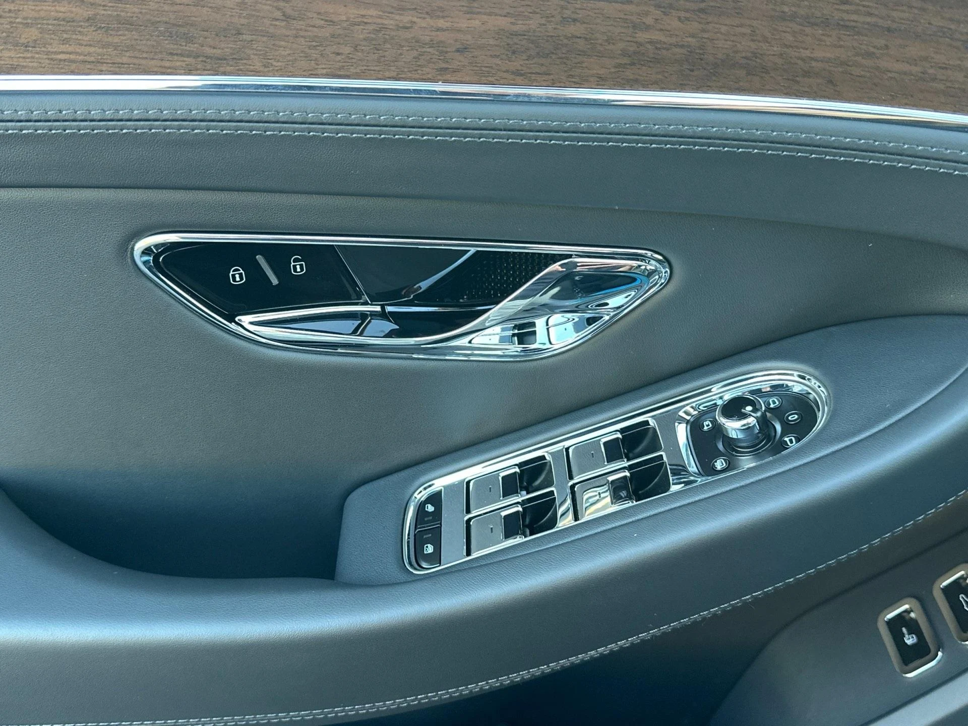 mph013_2307619383_New_2026_Bentley_1764169743_3928b2a9bc