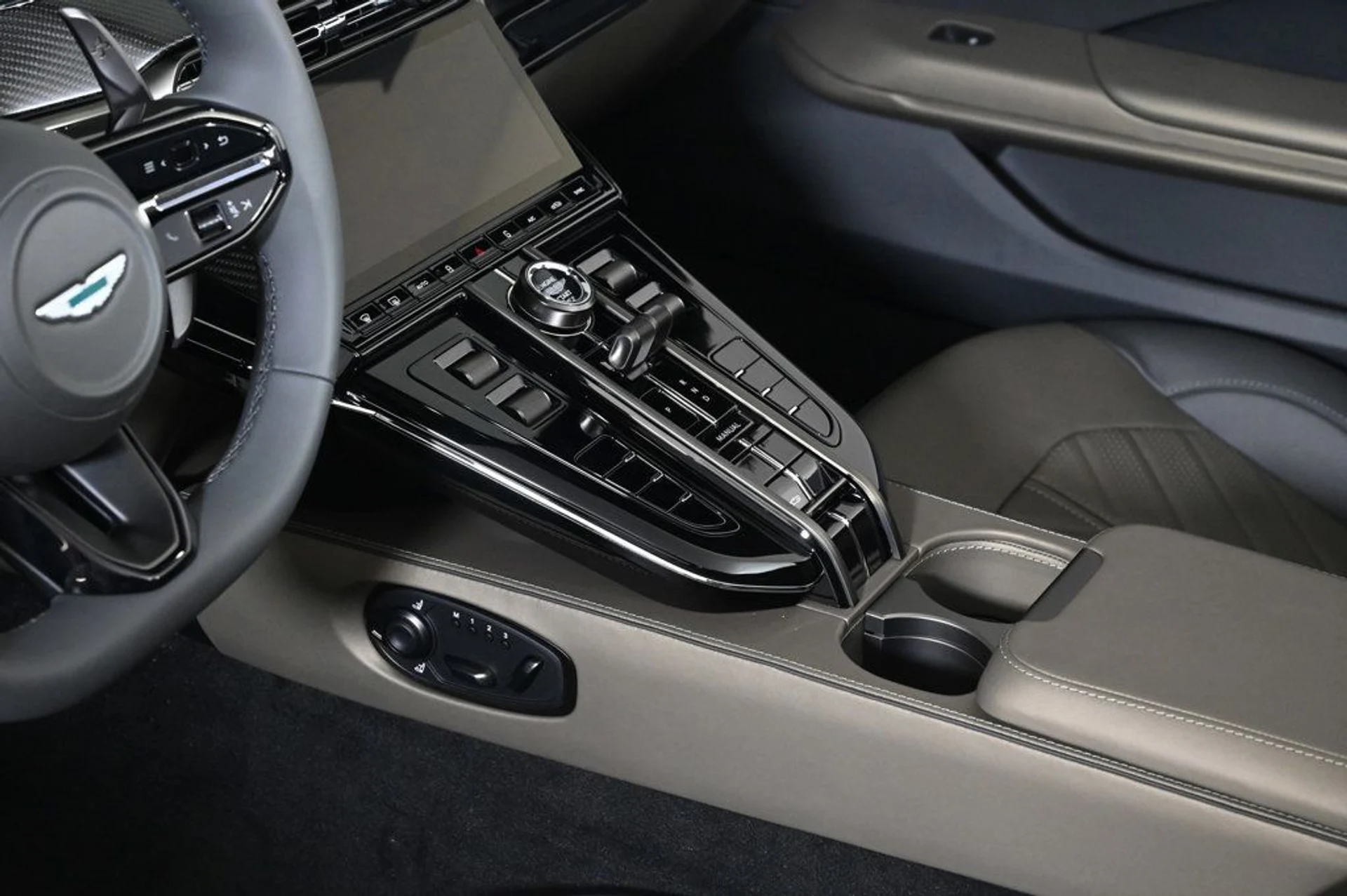 mph013_232309460_new_2026_aston_martin_vantage_sroadster_11350_22966411_13_1024_d7f6a5e09e