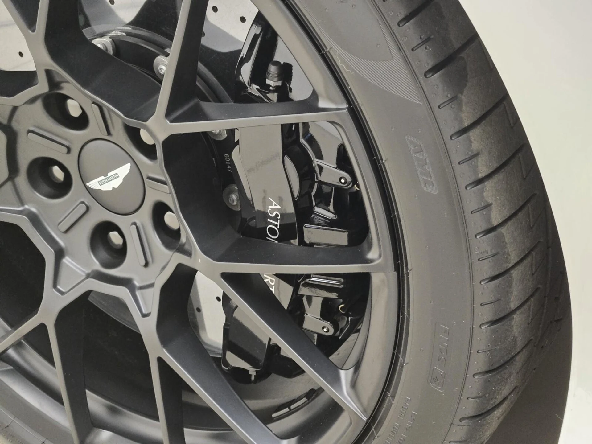 mph013_2325907260_New_2025_Aston_Martin_Vanquish_V12_1742812620_66c741e952