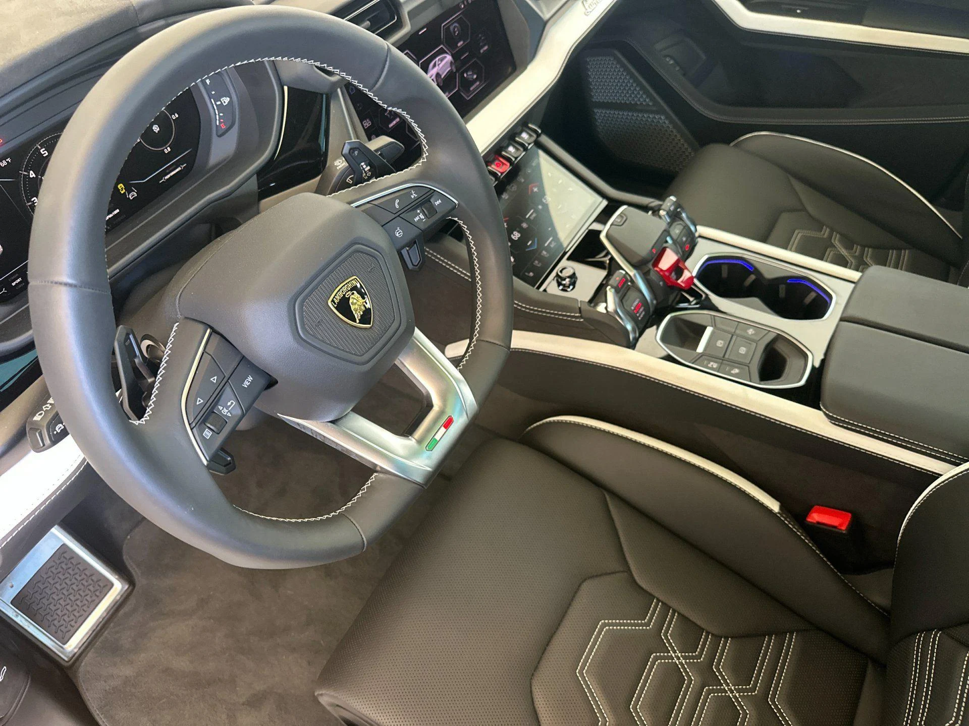 mph013_2330186606_New_2025_Lamborghini_Urus_SE_1777105879_dae45cc18a