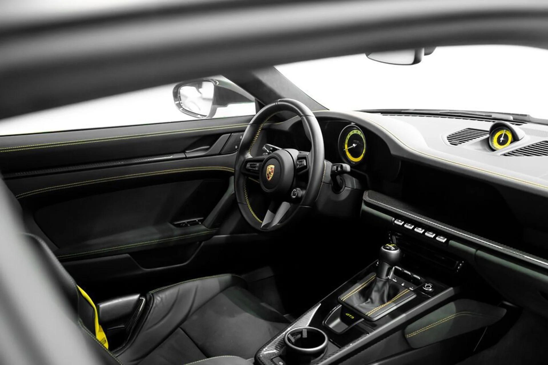 mph013_2330788997_porsche_911_2024_jpg_v_1773863537_5242899ea7