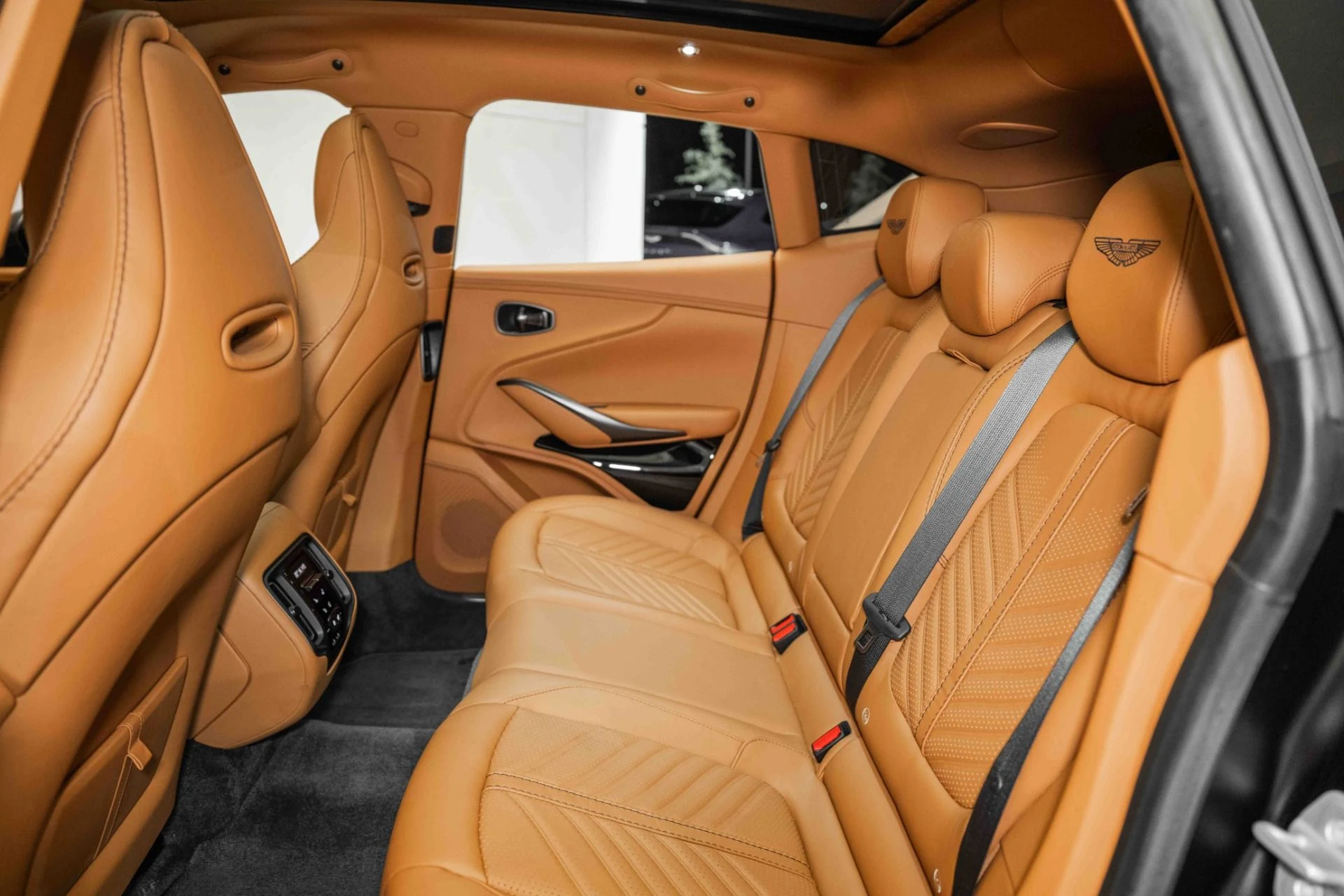 mph013_2338844665_Used_2023_Aston_Martin_DBX_707_1720795210_07b6bdb564