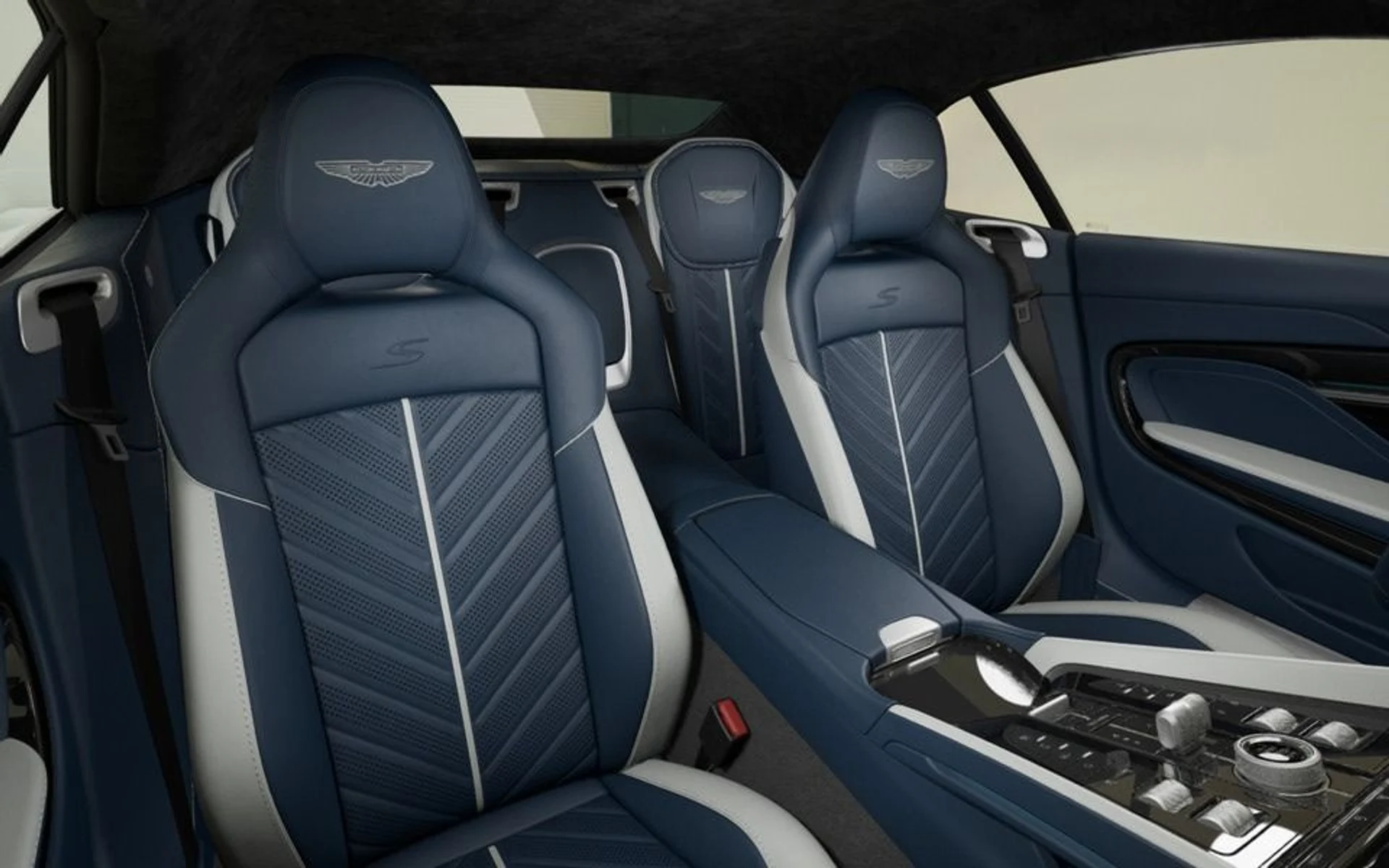 mph013_2340155656_New_2027_Aston_Martin_DB_12_S_Volante_In_Transit_84ec6e2142