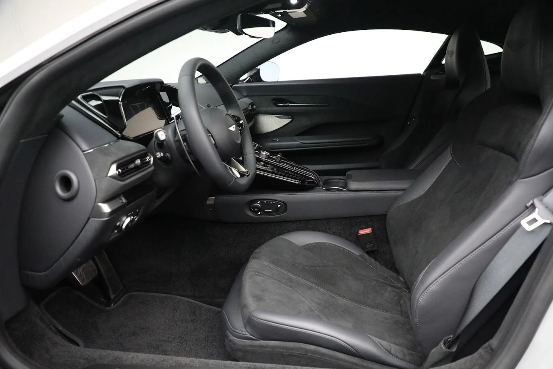 mph013_2353568431_New_2025_Aston_Martin_Vantage_55d55b6d7c