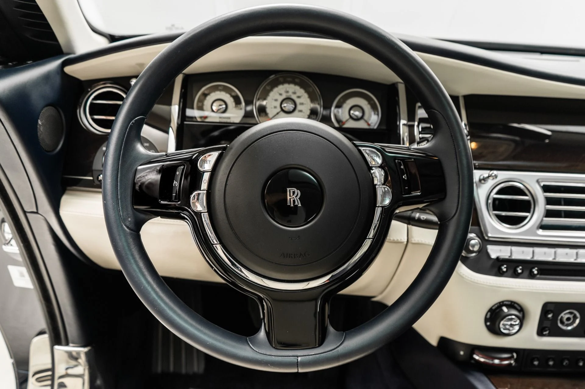 mph013_2355079654_Used_2015_Rolls_Royce_Wraith_1725388217_828e3f2d9b