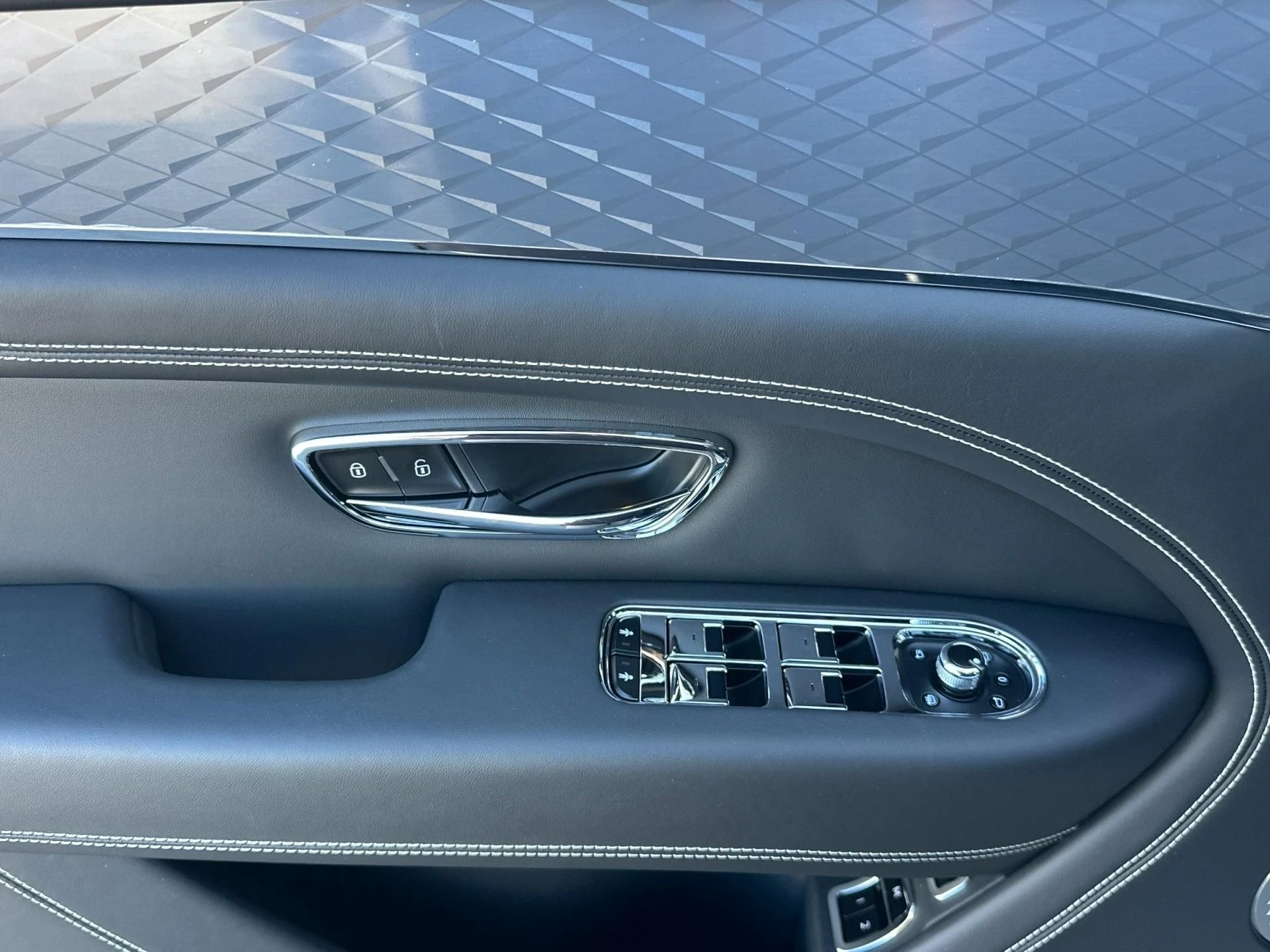 mph013_2359147072_New_2025_Bentley_Bentayga_V8_1755698836_c8b1897b2b