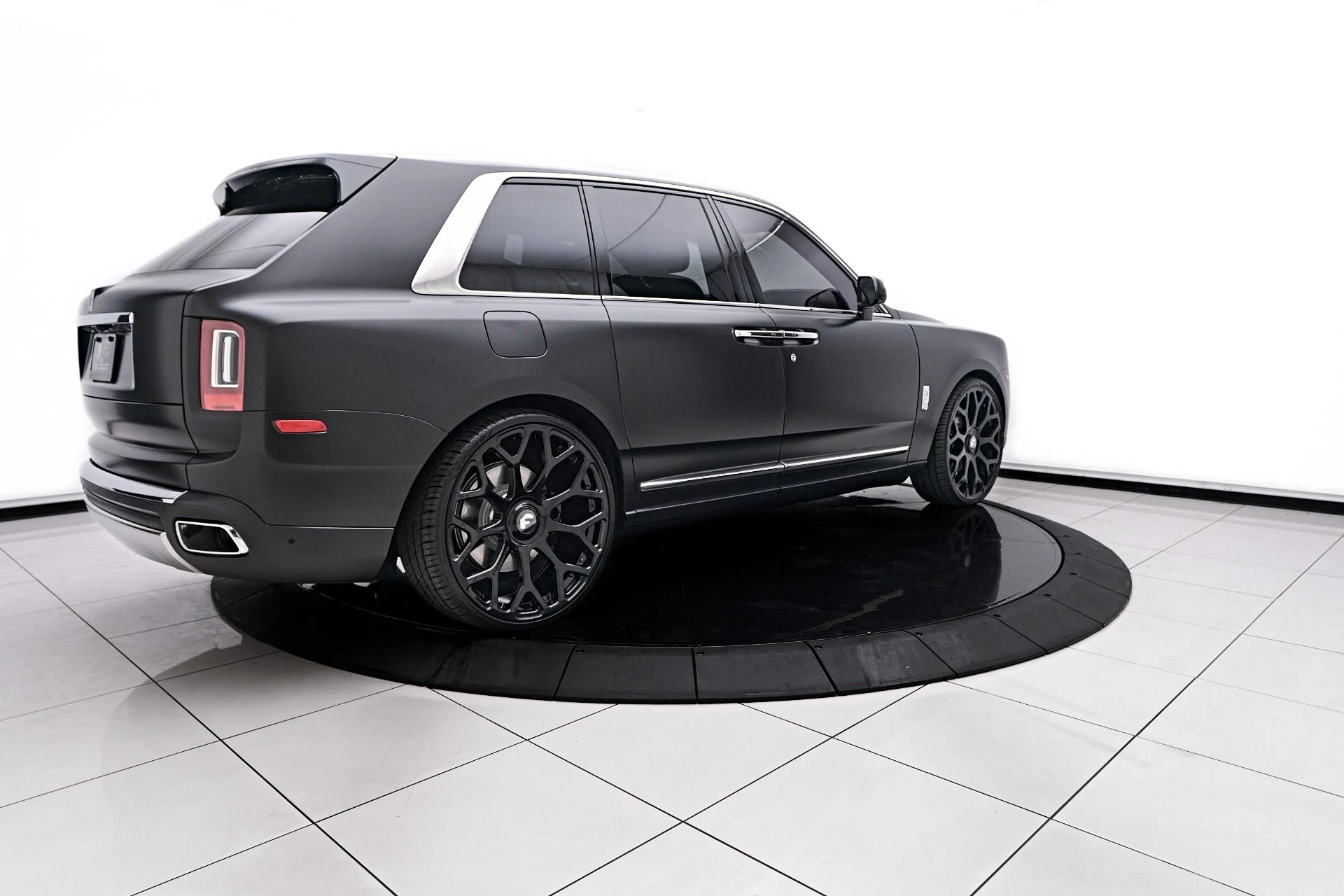 mph013_2368424189_Used_2023_Rolls_Royce_Cullinan_Base_1756252188_c713427752