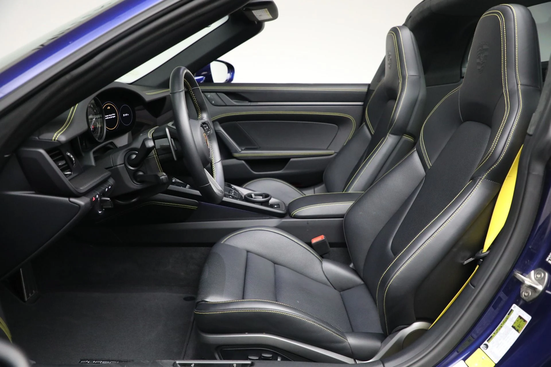 mph013_2382549936_Used_2024_Porsche_911_Targa_4_GTS_1761677247_0ee8a4e155