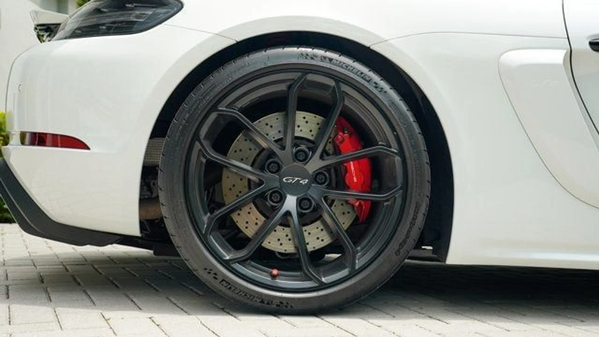 mph013_2395974263_used_2020_porsche_718_cayman_gt4coupe_14354_22875819_14_640_5f2d02d974