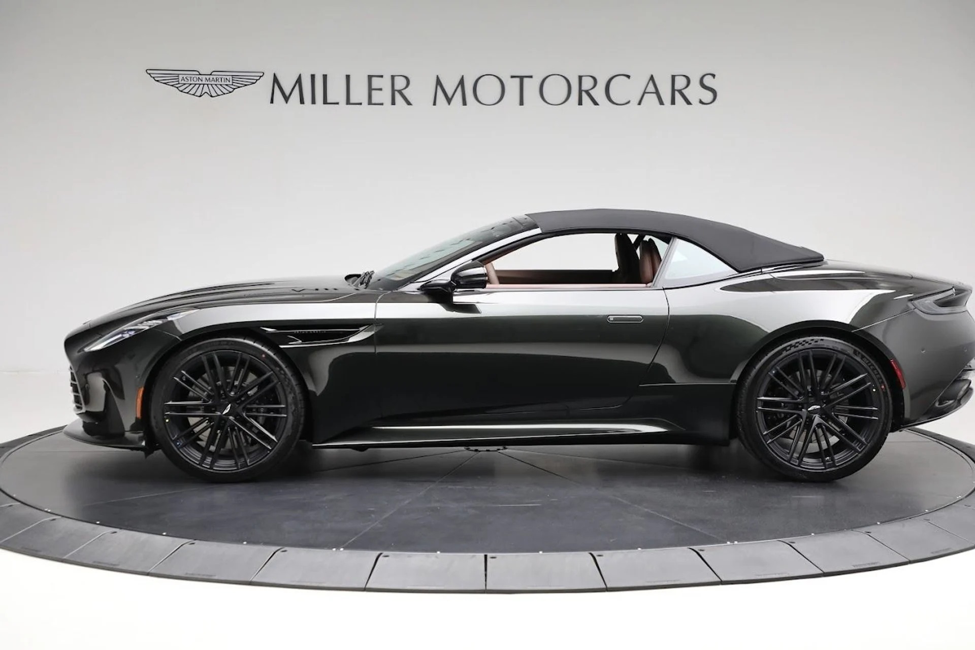 mph013_2396095602_Used_2024_Aston_Martin_DB_12_Volante_151ecc8a7d