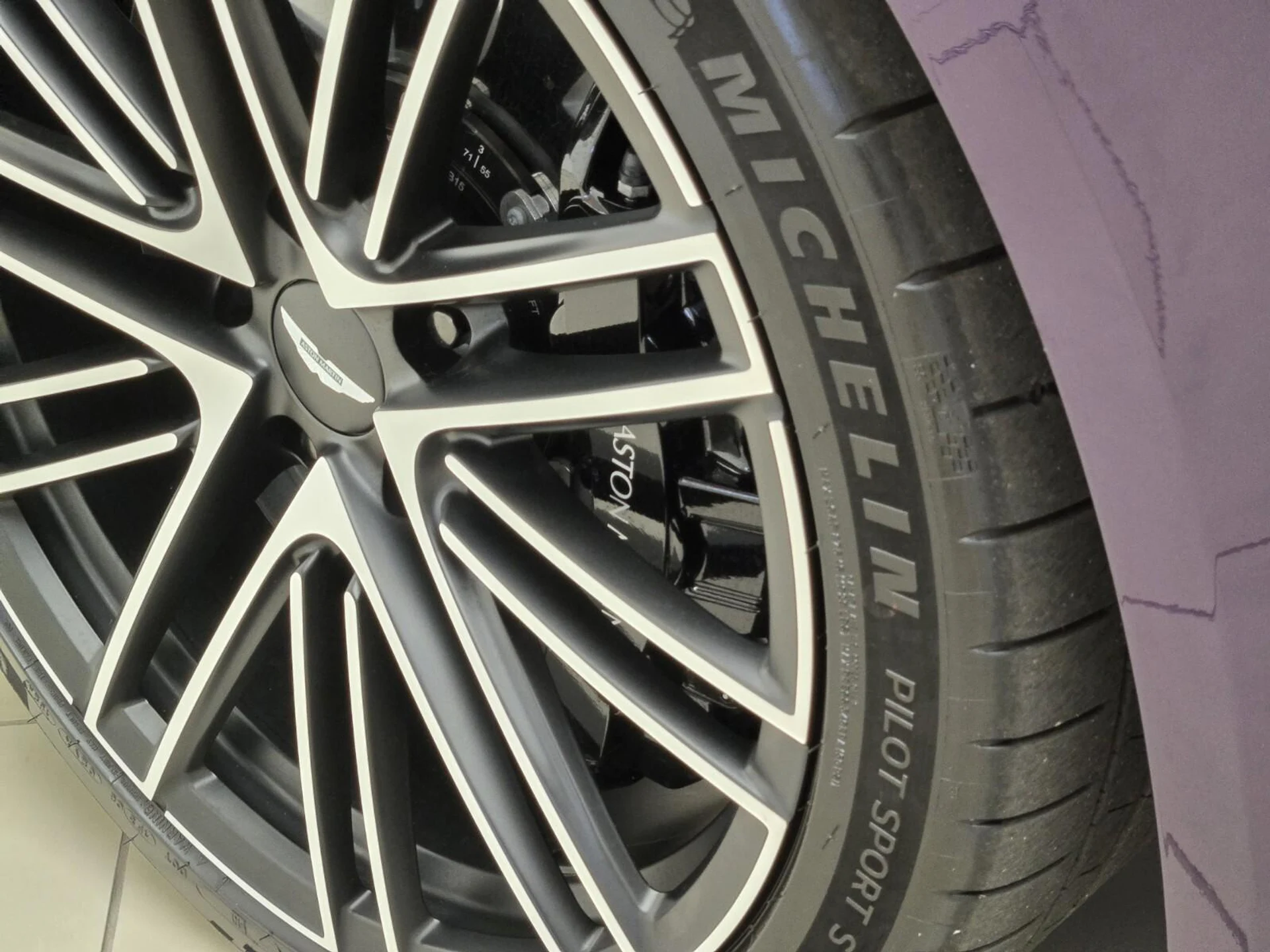 mph013_2447430774_Used_2025_Aston_Martin_DB_12_1752731153_d23e3a7feb