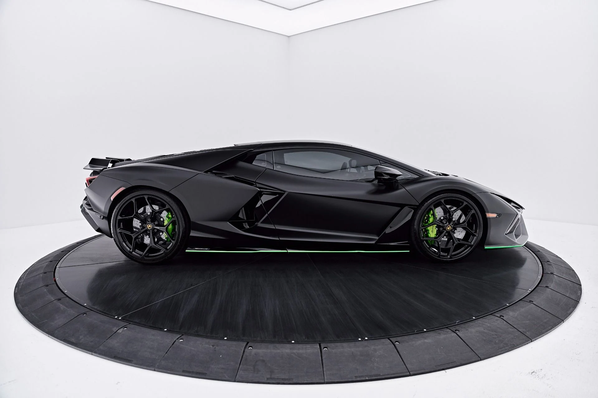 mph013_2474617206_Used_2024_Lamborghini_Revuelto_Base_1788040915_4857057eab