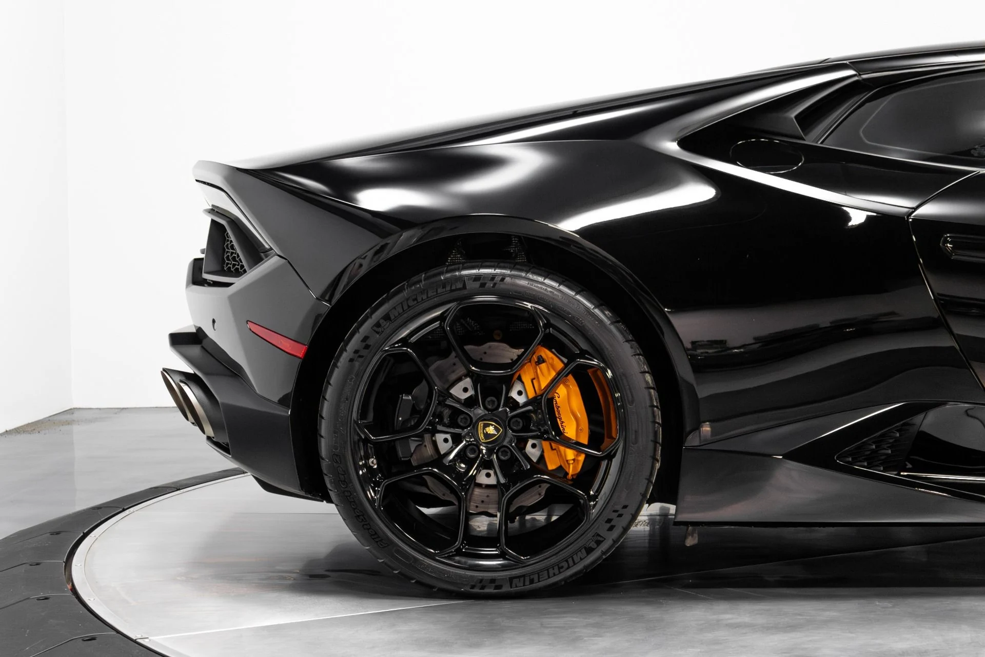 mph013_2493629130_Used_2017_Lamborghini_Huracan_LP_580_2_1771545979_649d235af2