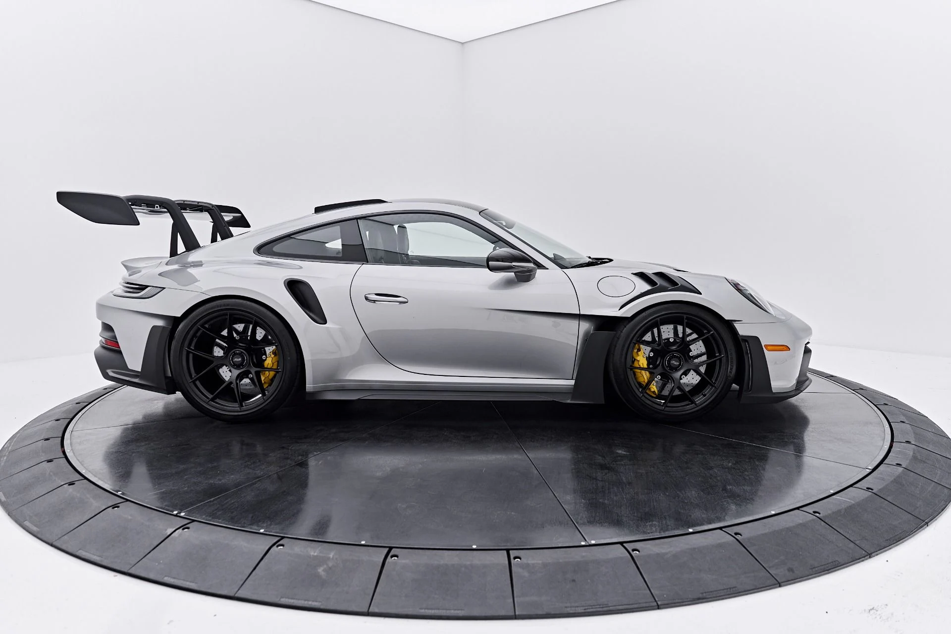 mph013_2495232030_Used_2024_Porsche_911_GT_3_RS_1789624393_5dee1d3a17