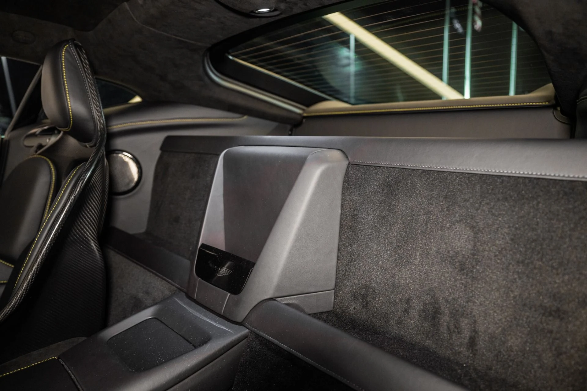 mph013_2495373807_Used_2025_Aston_Martin_Vantage_Coupe_1734713589_0b6f631fd5