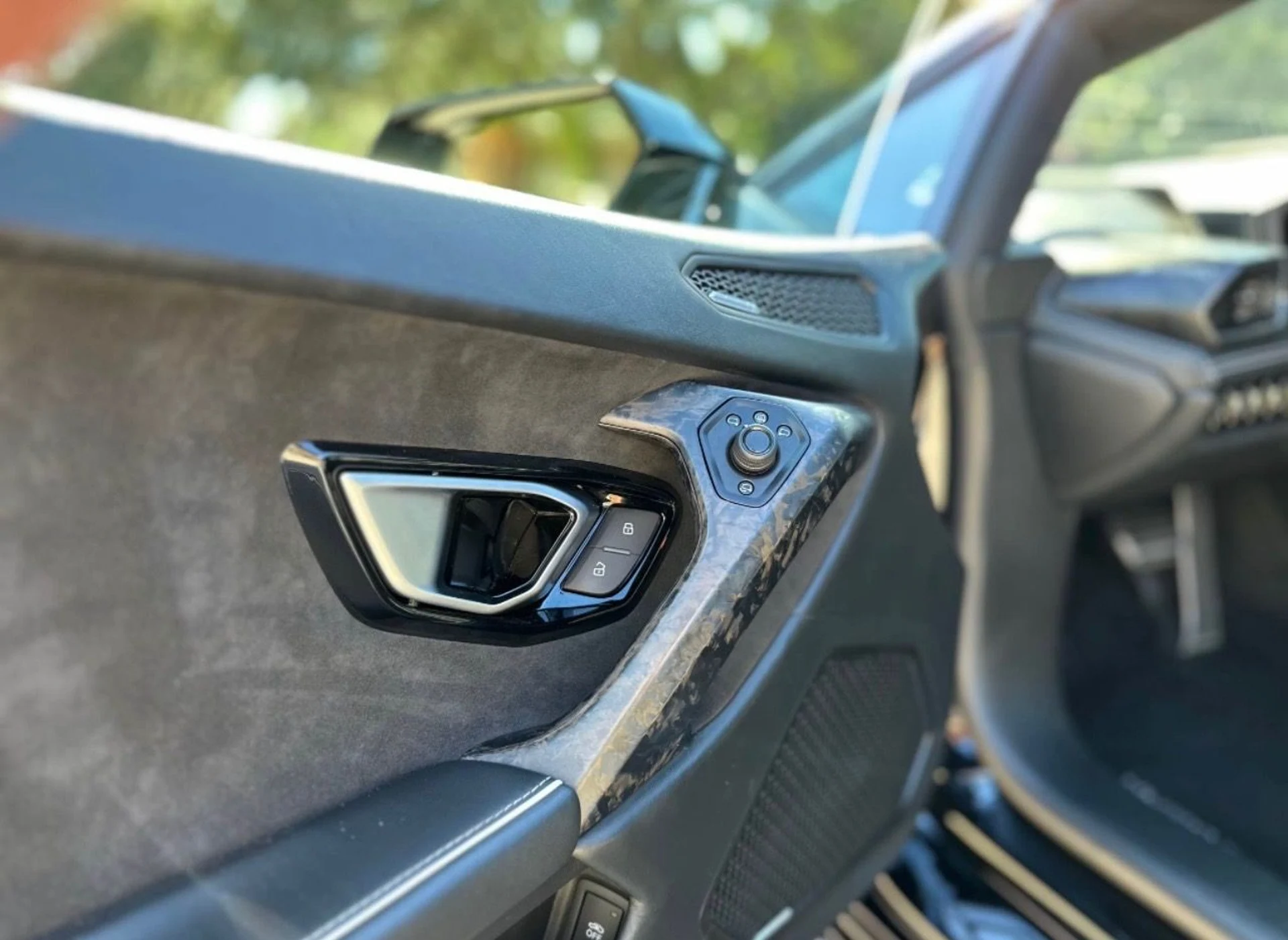 mph013_2508023714_Used_2021_Lamborghini_Huracan_EVO_1764798641_4fc8fb5b06