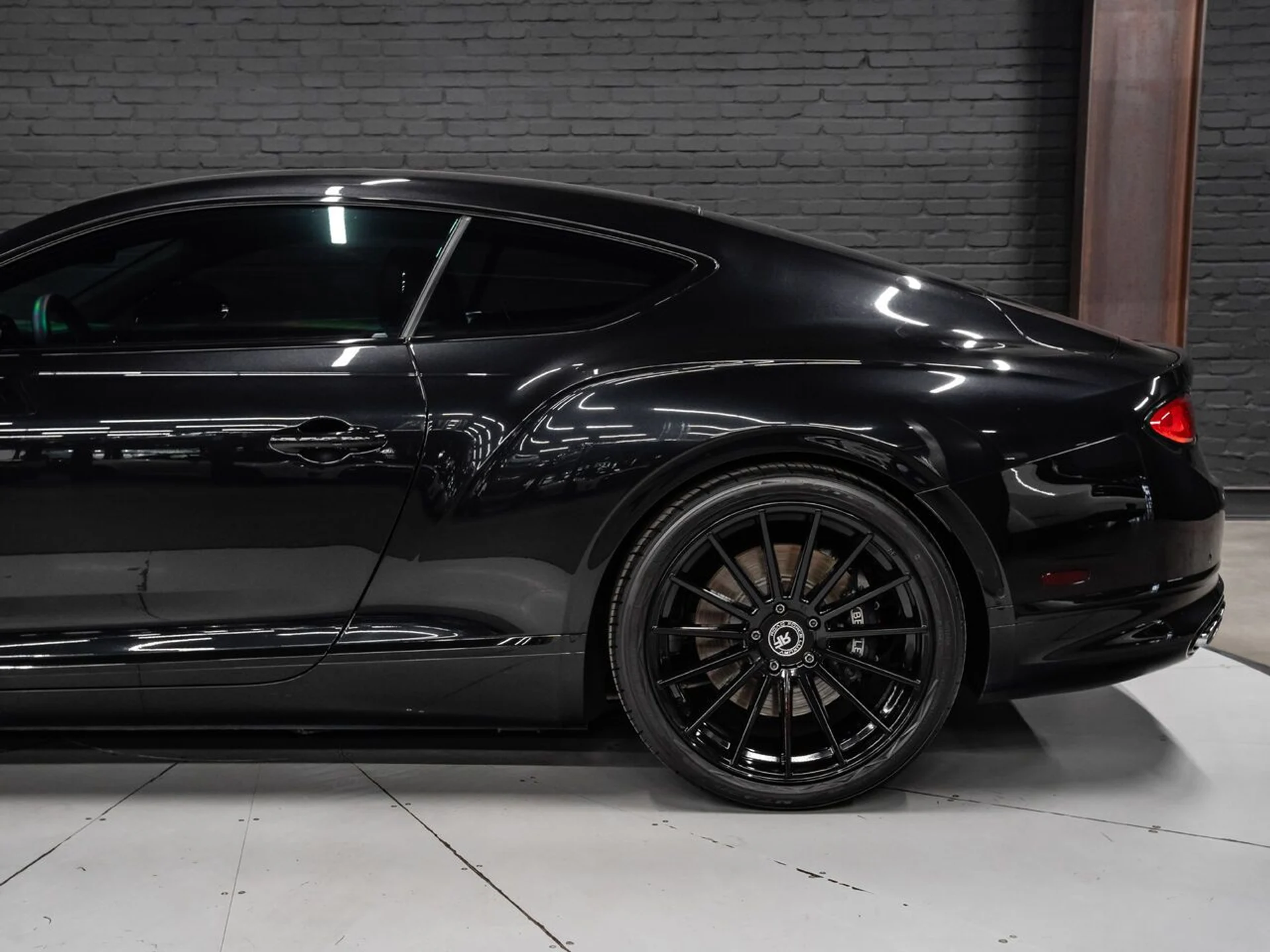 mph013_251095480_bentley_continental_2022_beebc5aea5