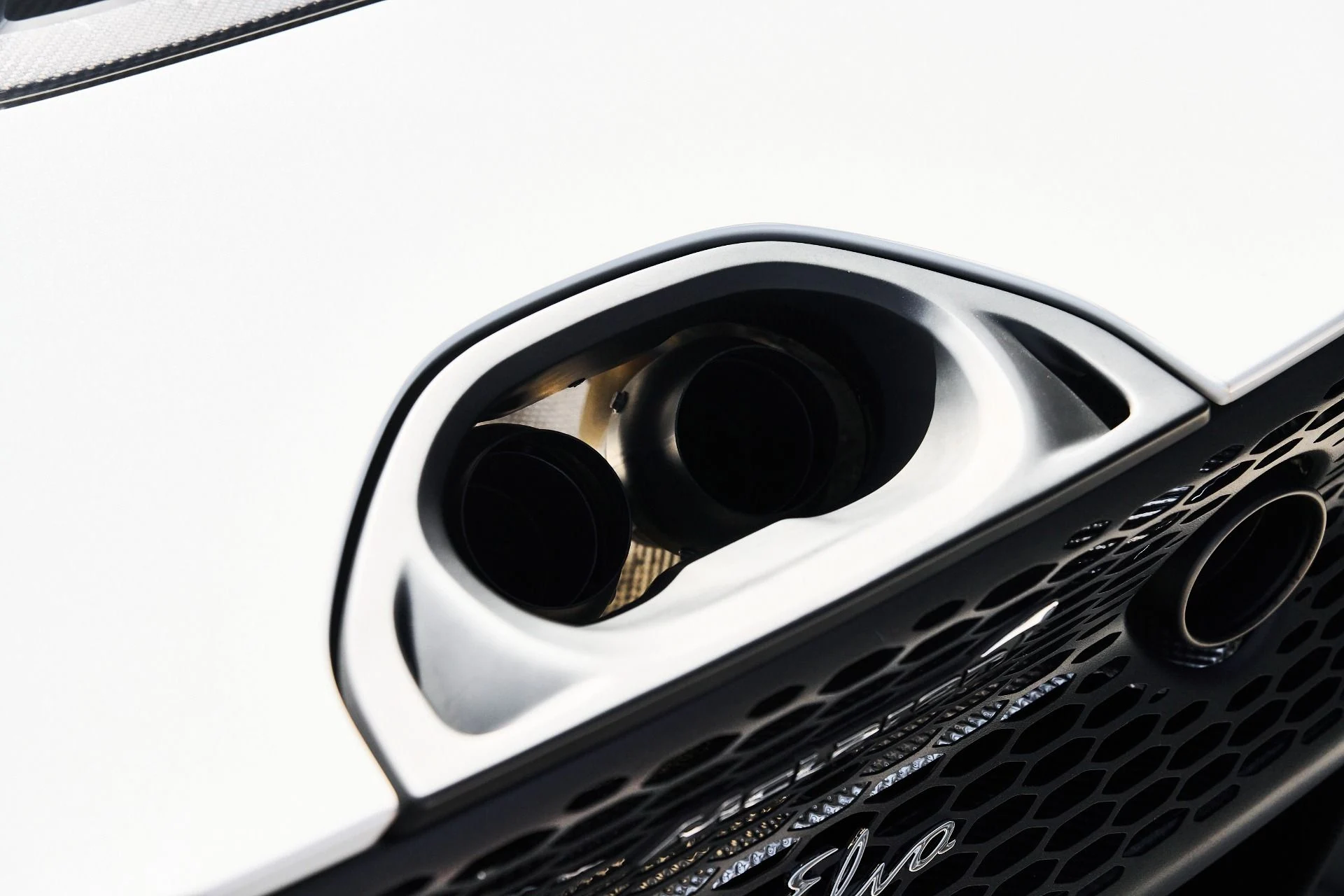 mph013_2532720682_Used_2021_Mc_Laren_Elva_1762815281_beb4b8ac3c