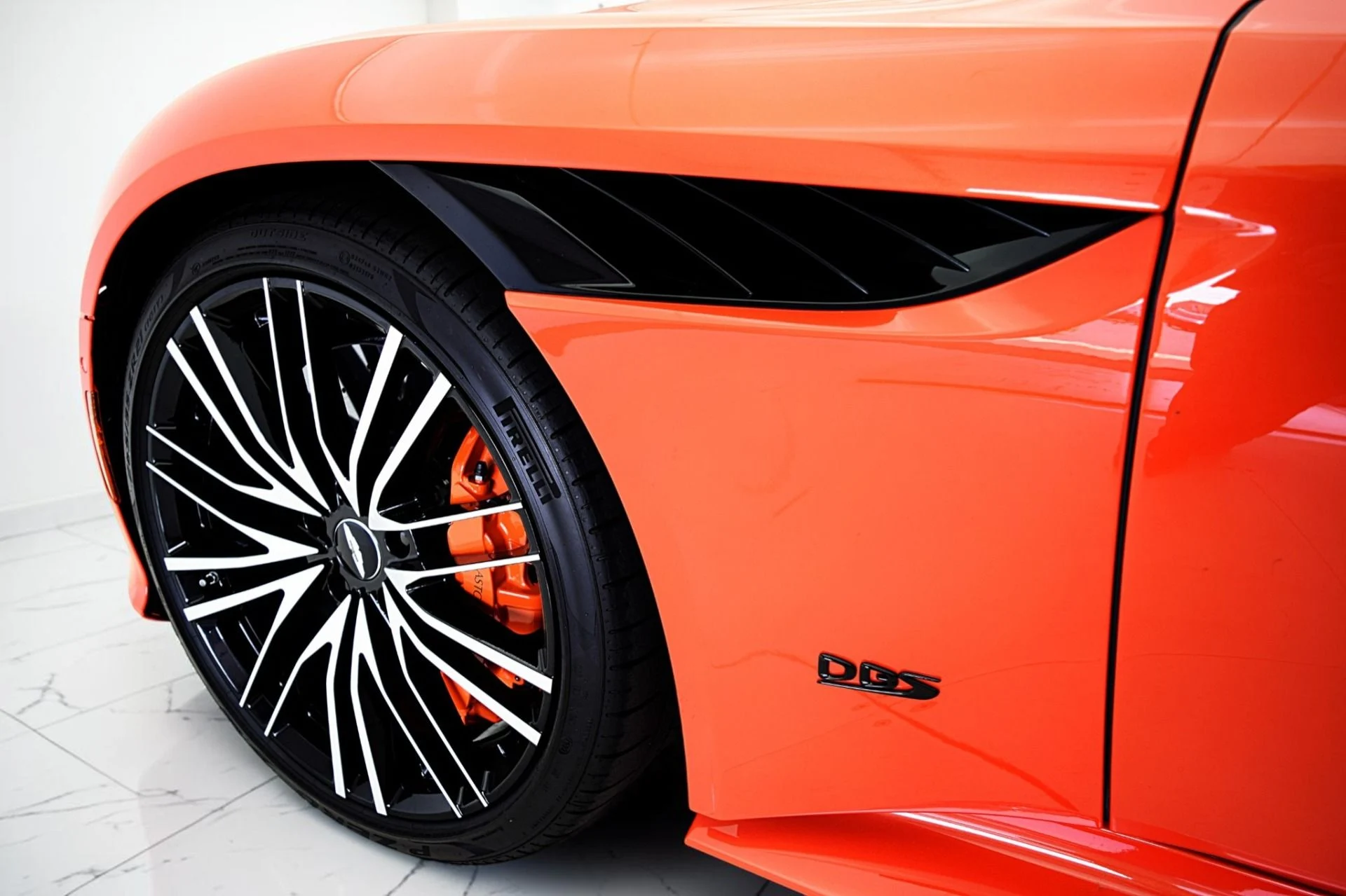 mph013_2545315157_Used_2023_Aston_Martin_DBS_Volante_0a5873b864