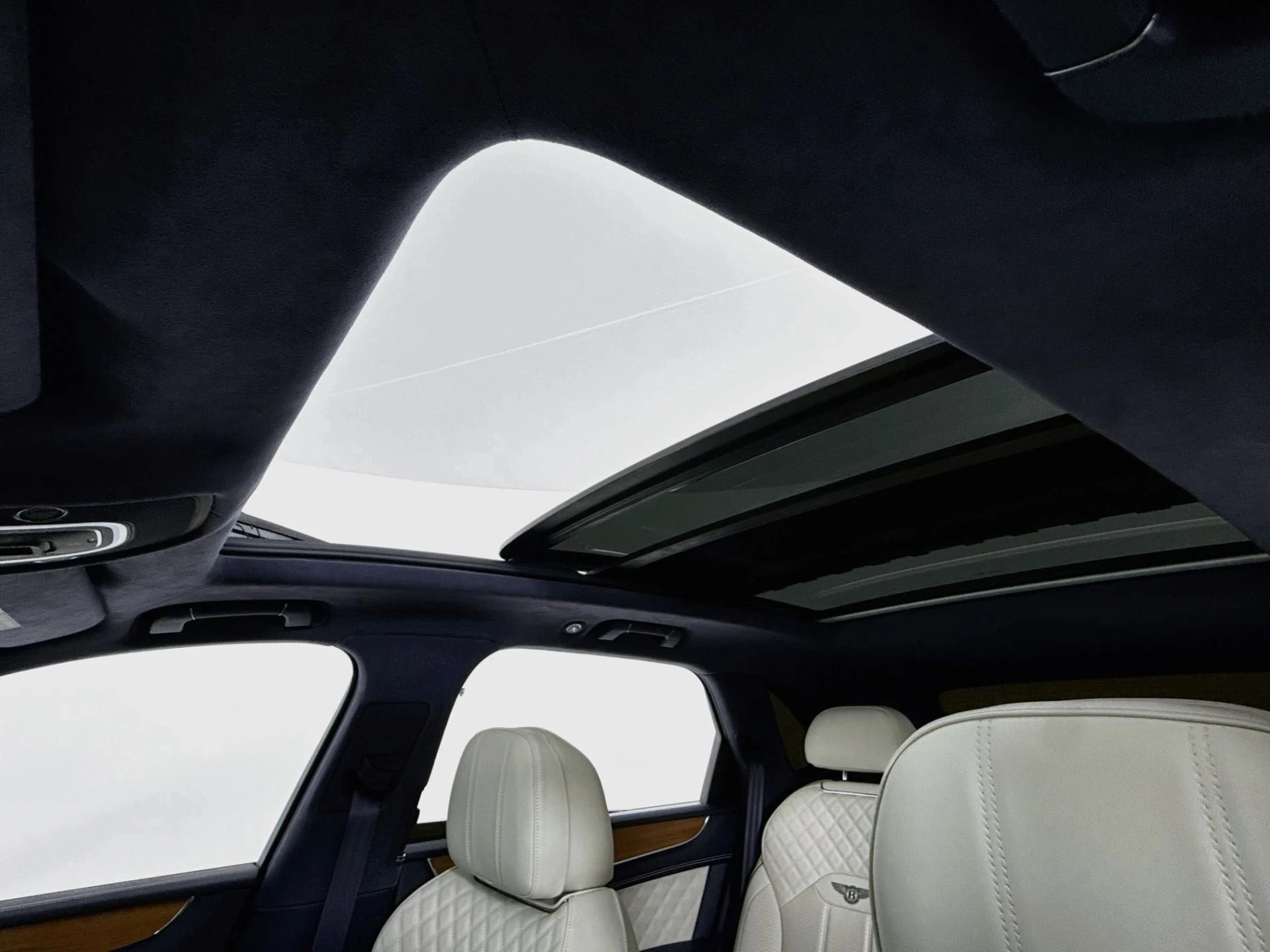 mph013_2563960137_Used_2023_Bentley_Bentayga_Azure_1793142040_3f7a246b61