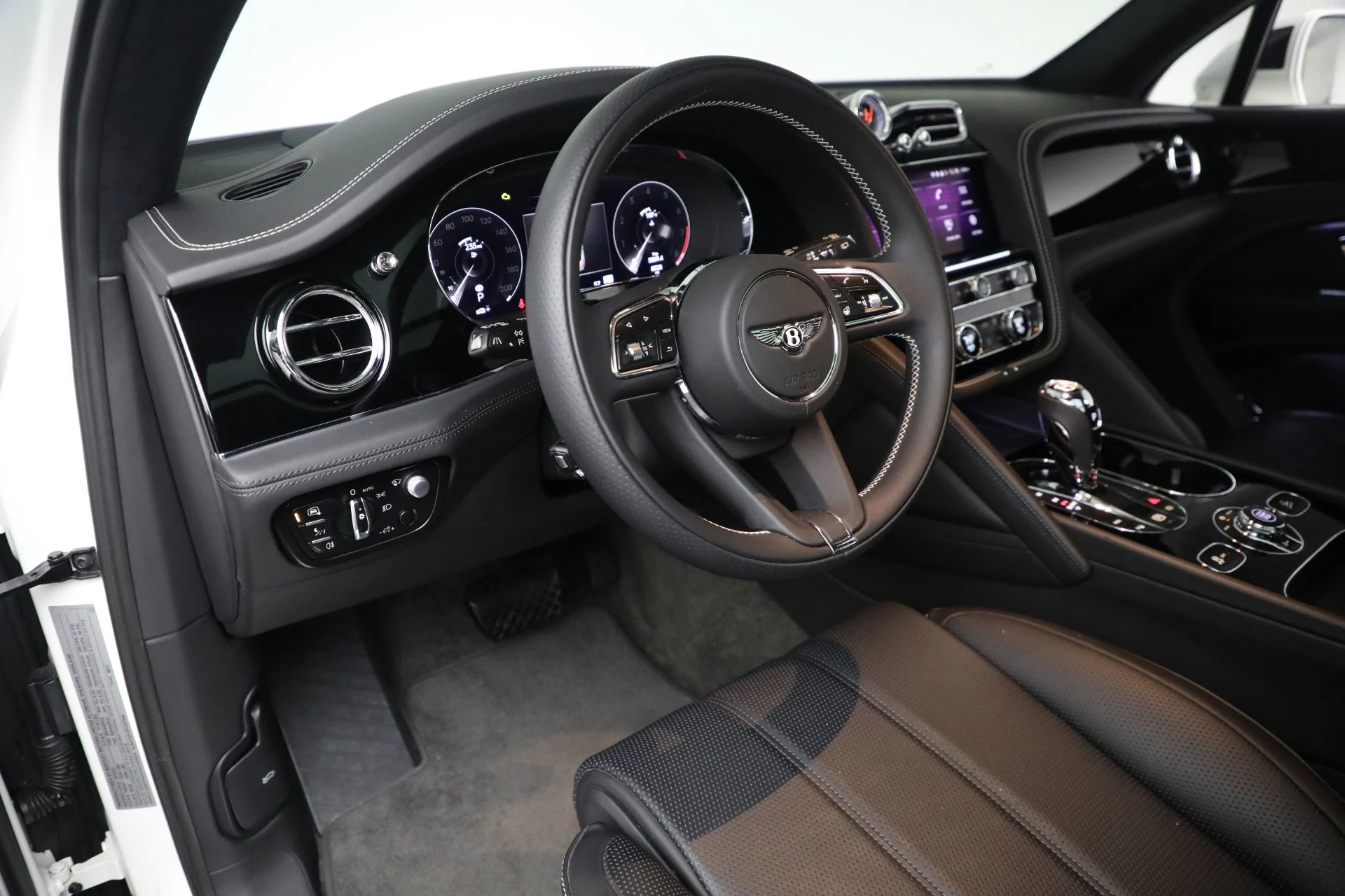 mph013_2582567932_Used_2023_Bentley_Bentayga_V8_33da910985