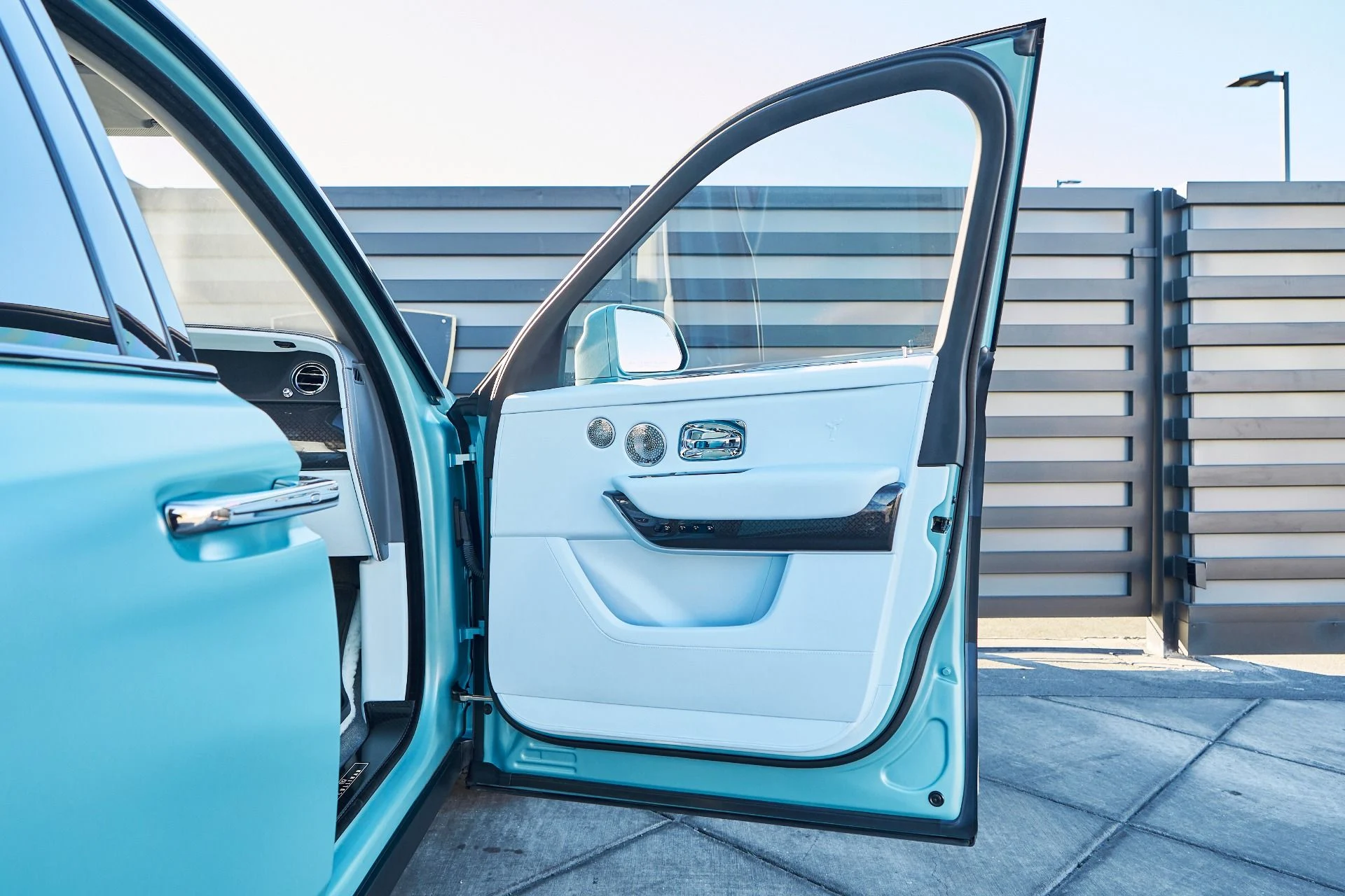 mph013_2588680272_Used_2022_Rolls_Royce_Cullinan_Black_Badge_1765410985_6fdff3b133