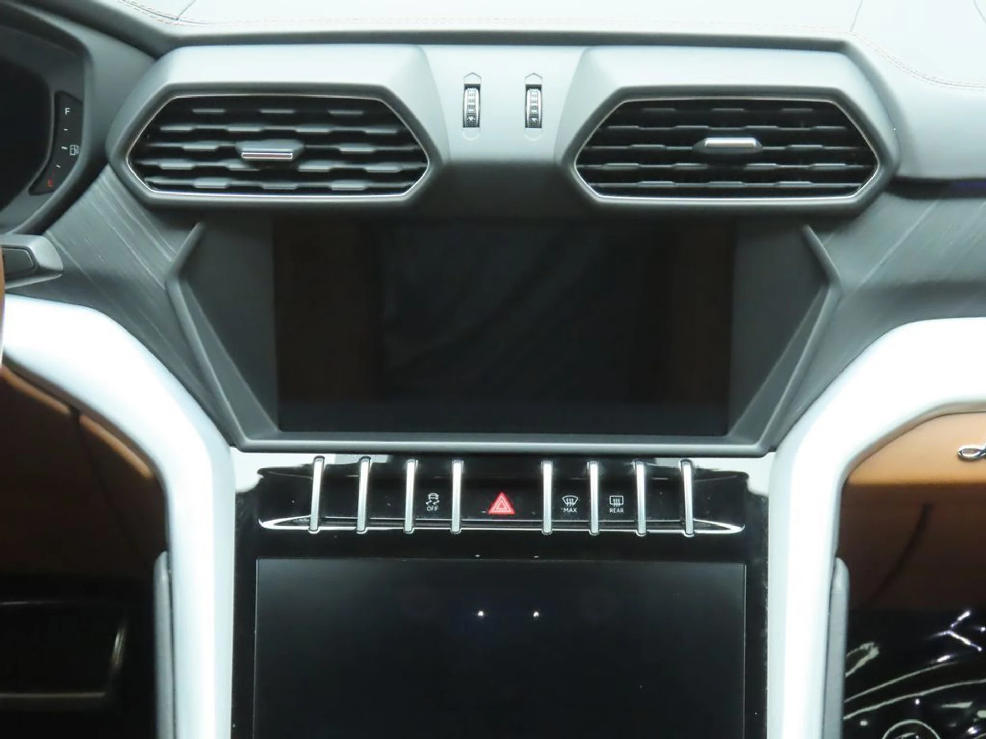 mph013_2598288679_used_2019_lamborghini_urus_awd_8119_22960416_14_1024_049e579810