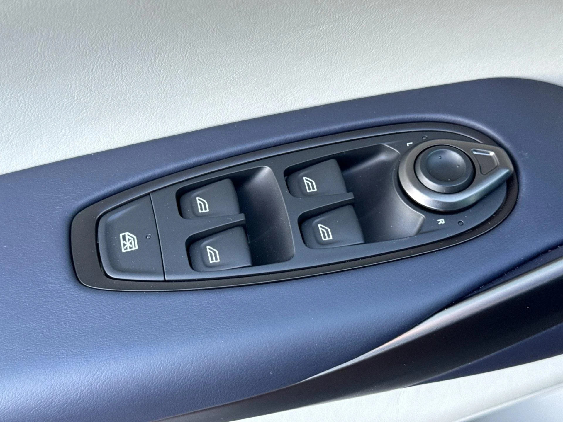 mph013_260680280_New_2026_Aston_Martin_DBX_707_1767971558_bd2ea7f4a1