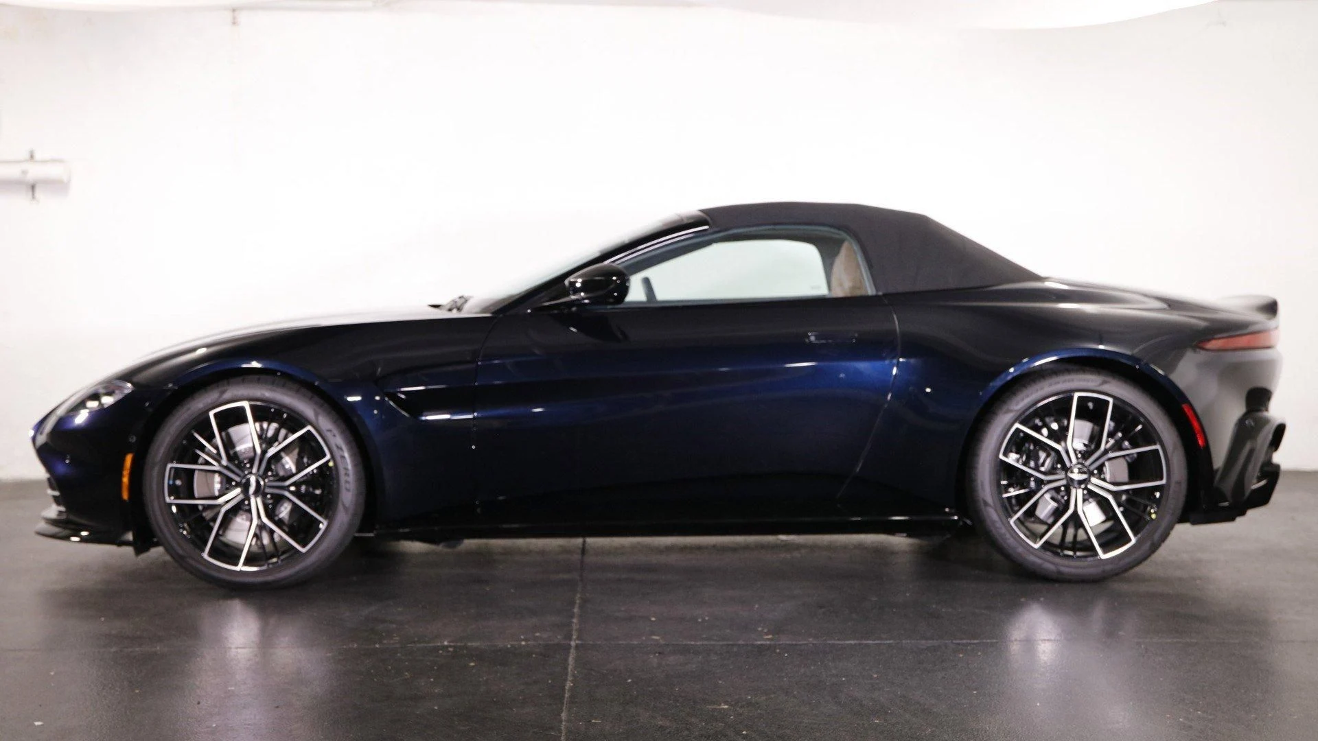 mph013_2607618791_Used_2023_Aston_Martin_Vantage_1698838100_fda63def96