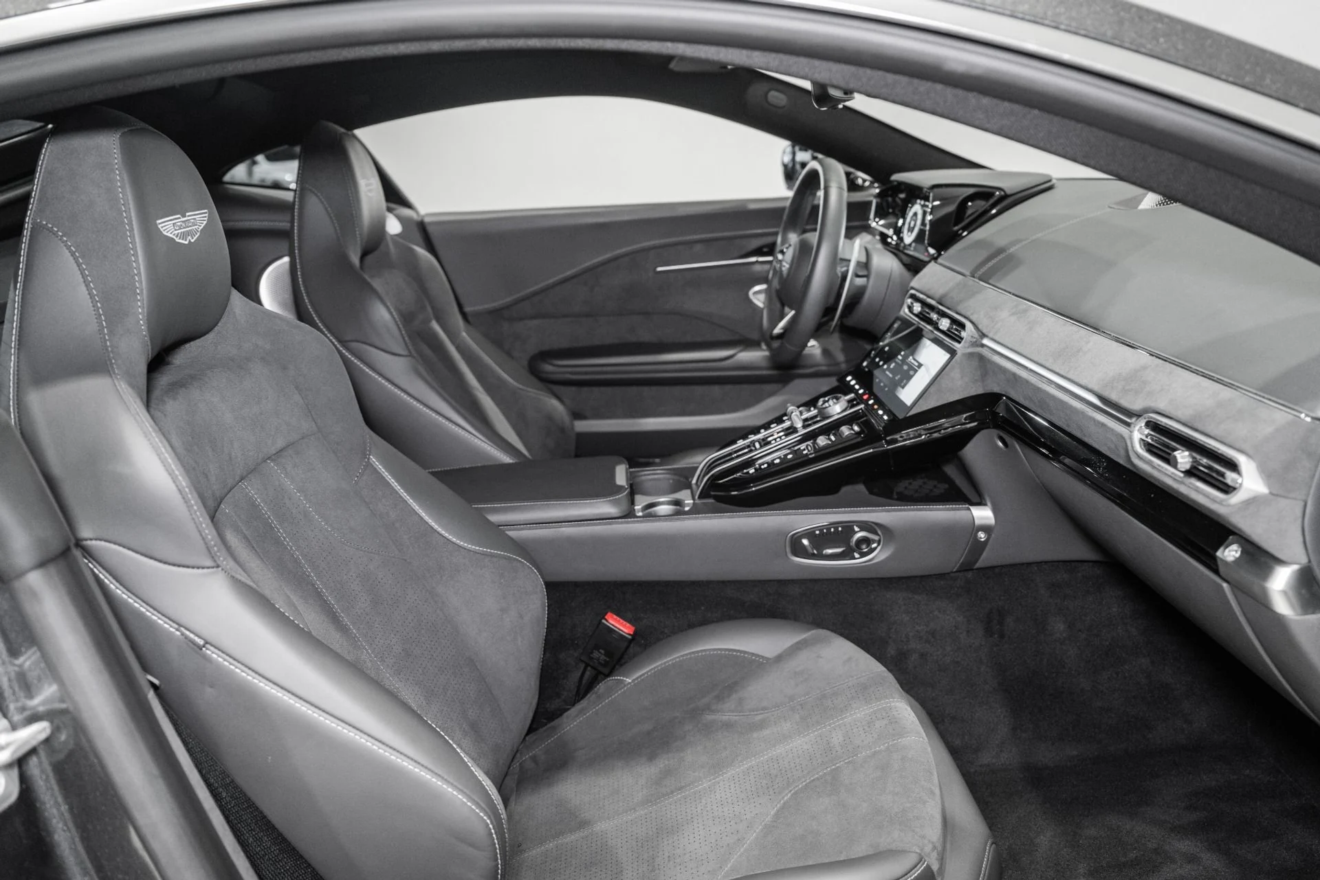 mph013_2615707096_Used_2025_Aston_Martin_Vantage_1784563036_124f8ba059