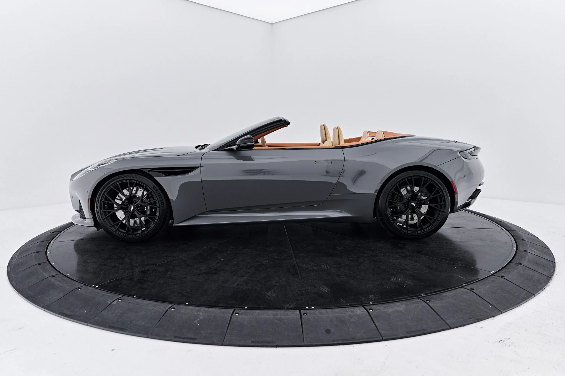 mph013_2620905279_Used_2025_Aston_Martin_DB_12_Volante_1791997207_f719fc9a07