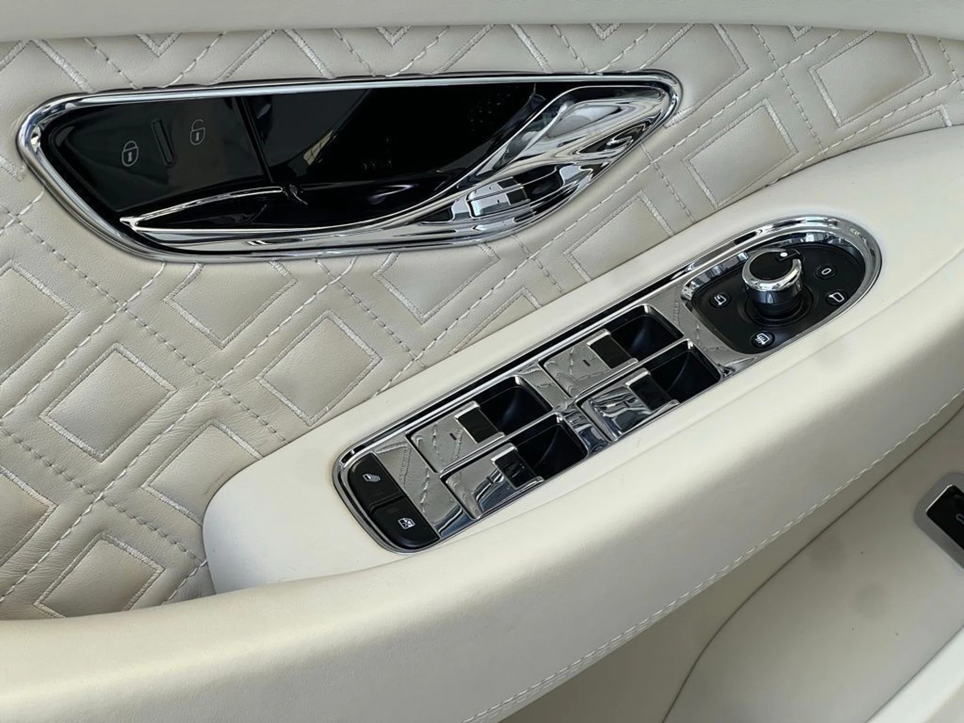 mph013_2656825870_nuvn90sxyunm51xbpwbr0riqcbmm_6d02f82408