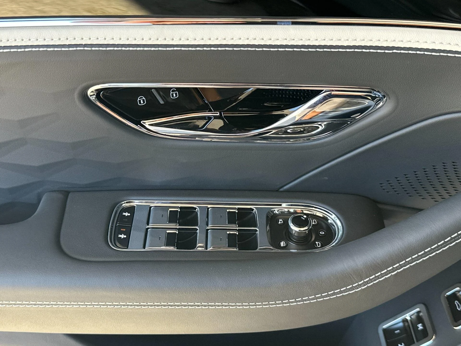 mph013_2669736586_New_2025_Bentley_Flying_Spur_Speed_1760604010_7f10bf52b4