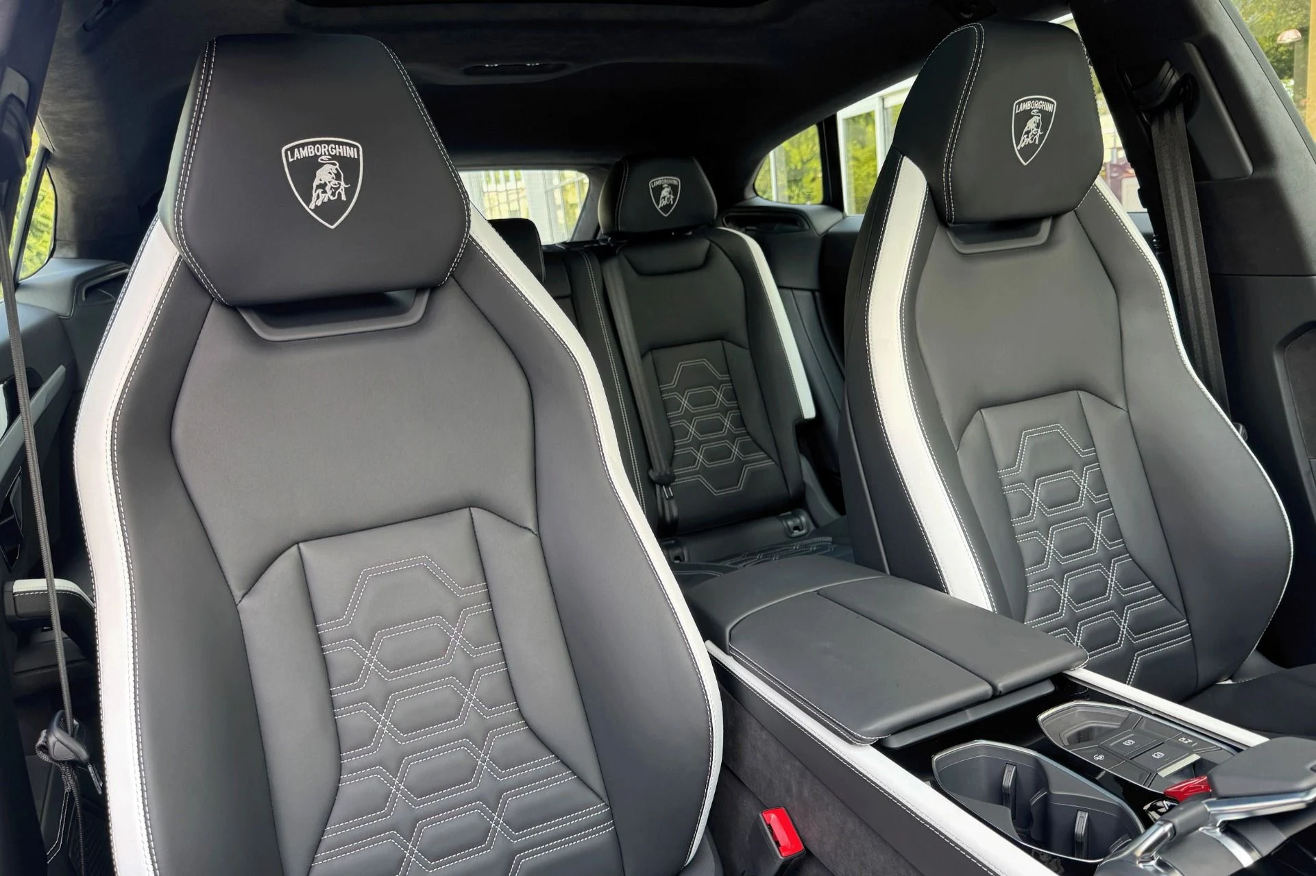 mph013_2670253305_Used_2025_Lamborghini_Urus_SE_1756989701_1a453c6f0b