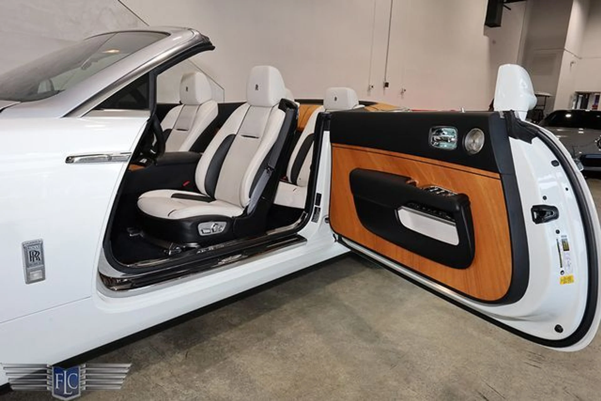 mph013_26740902_used_2017_rolls_royce_dawn_convertible_9689_23039198_18_640_2a97847a13