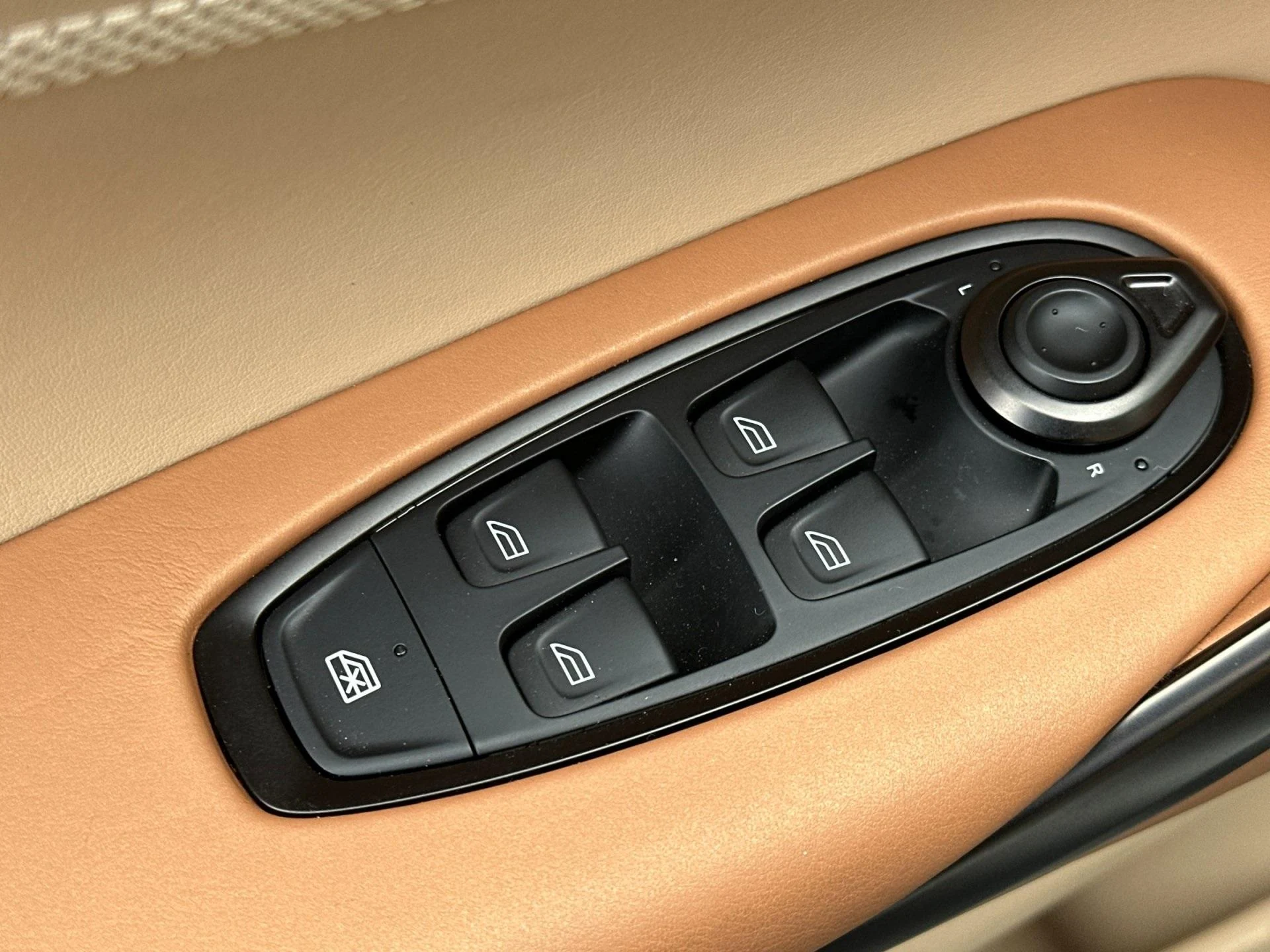 mph013_2675842229_New_2025_Aston_Martin_DBX_707_1759500532_ea543eca80