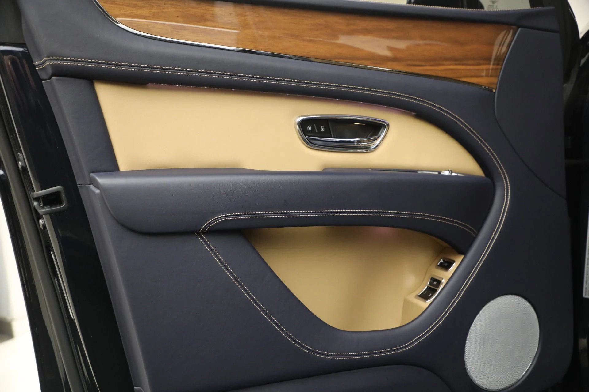 mph013_2679704330_Used_2024_Bentley_Bentayga_EWB_V8_1768588174_d1688f39b6