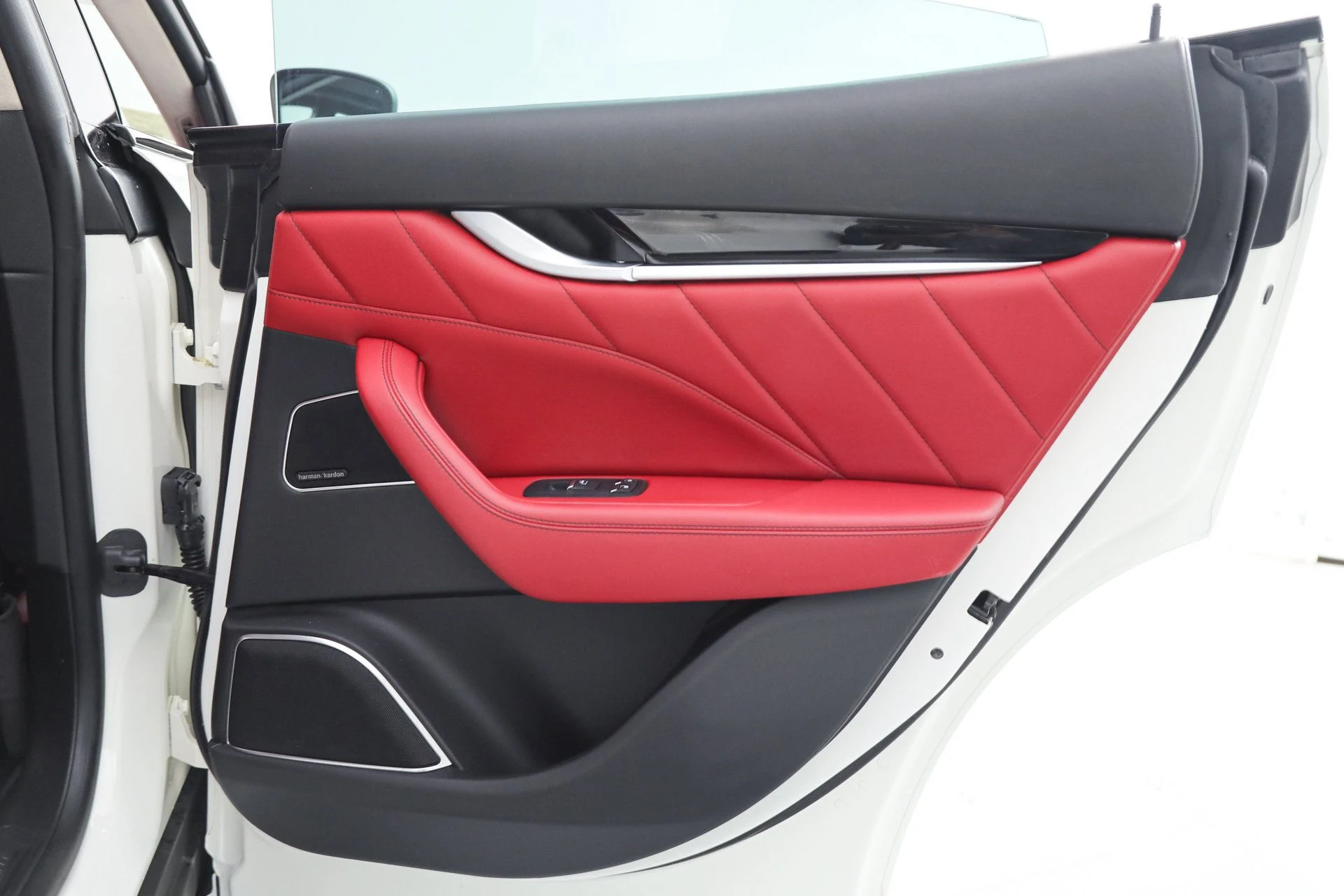 mph013_2682815570_01f1a49c0f89809b7aaf9833143ce3bb_c17be3a64a