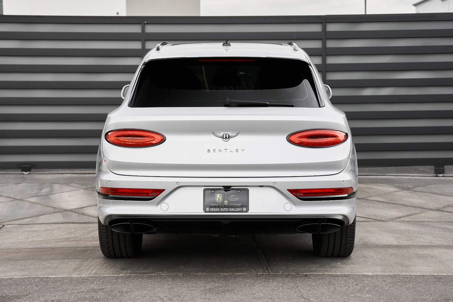 mph013_2703673192_Used_2023_Bentley_Bentayga_EWB_Azure_1763502485_d71f68e41c