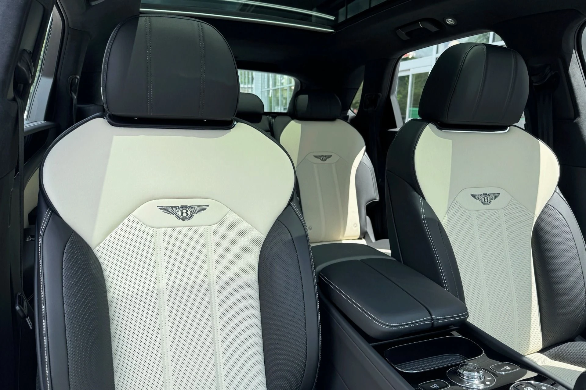 mph013_2706769867_New_2025_Bentley_Bentayga_V8_1757940189_0536d41eb8