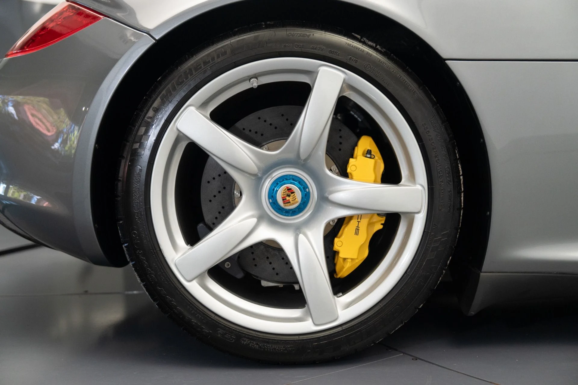 mph013_2710426026_Used_2004_Porsche_Carrera_GT_1793121941_58fb2e775a
