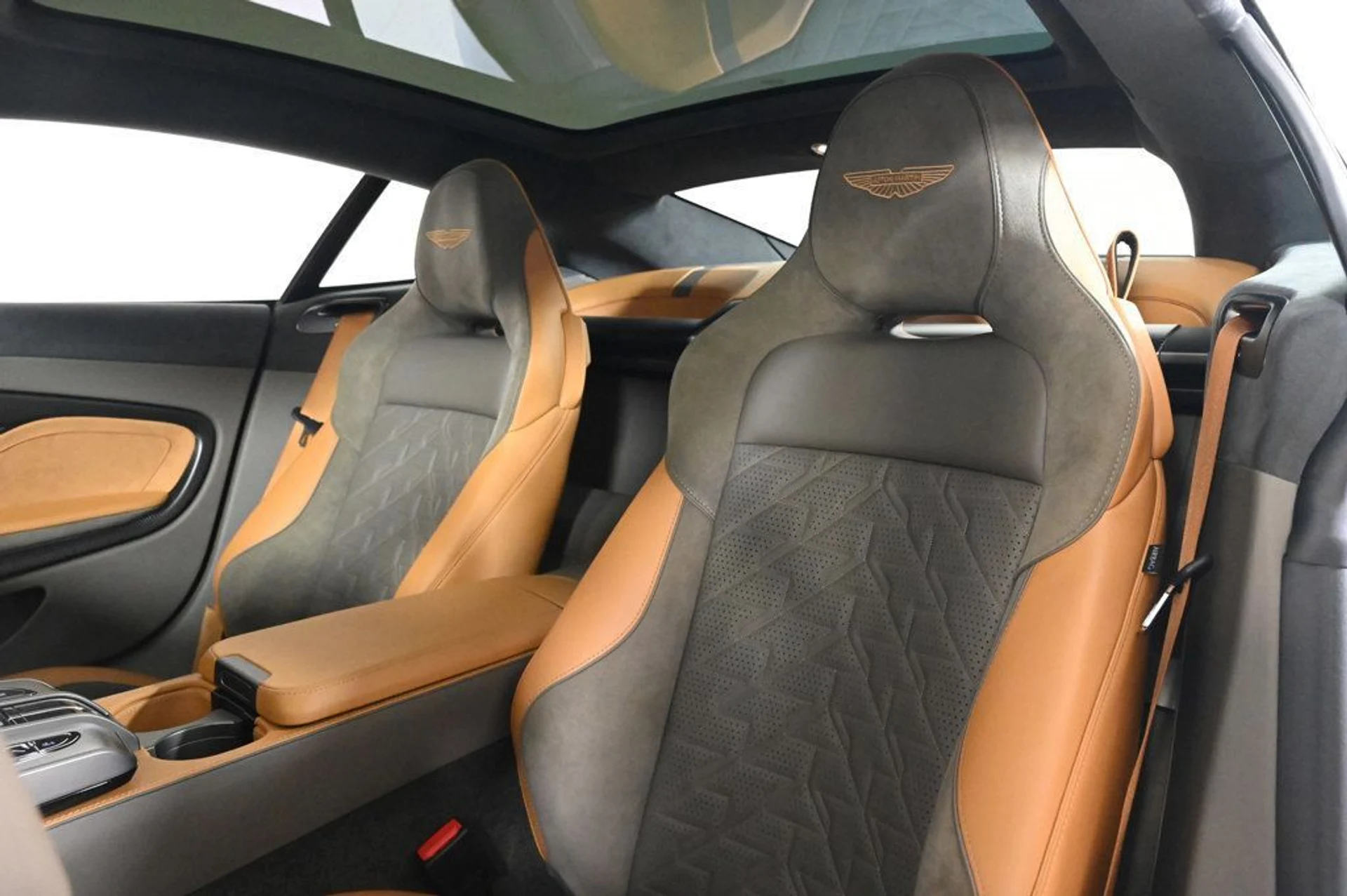 mph013_2728418315_used_2025_aston_martin_vanquish_v12_11350_22957360_13_1024_962cf508a4