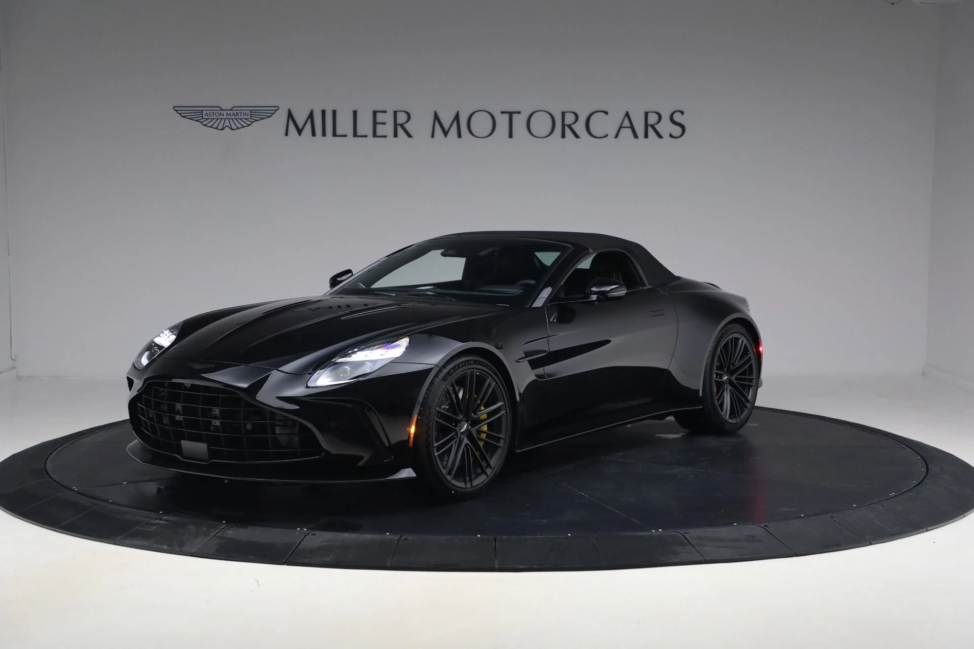 mph013_2731668904_New_2026_Aston_Martin_Vantage_Roadster_1770848011_17ac7e961d