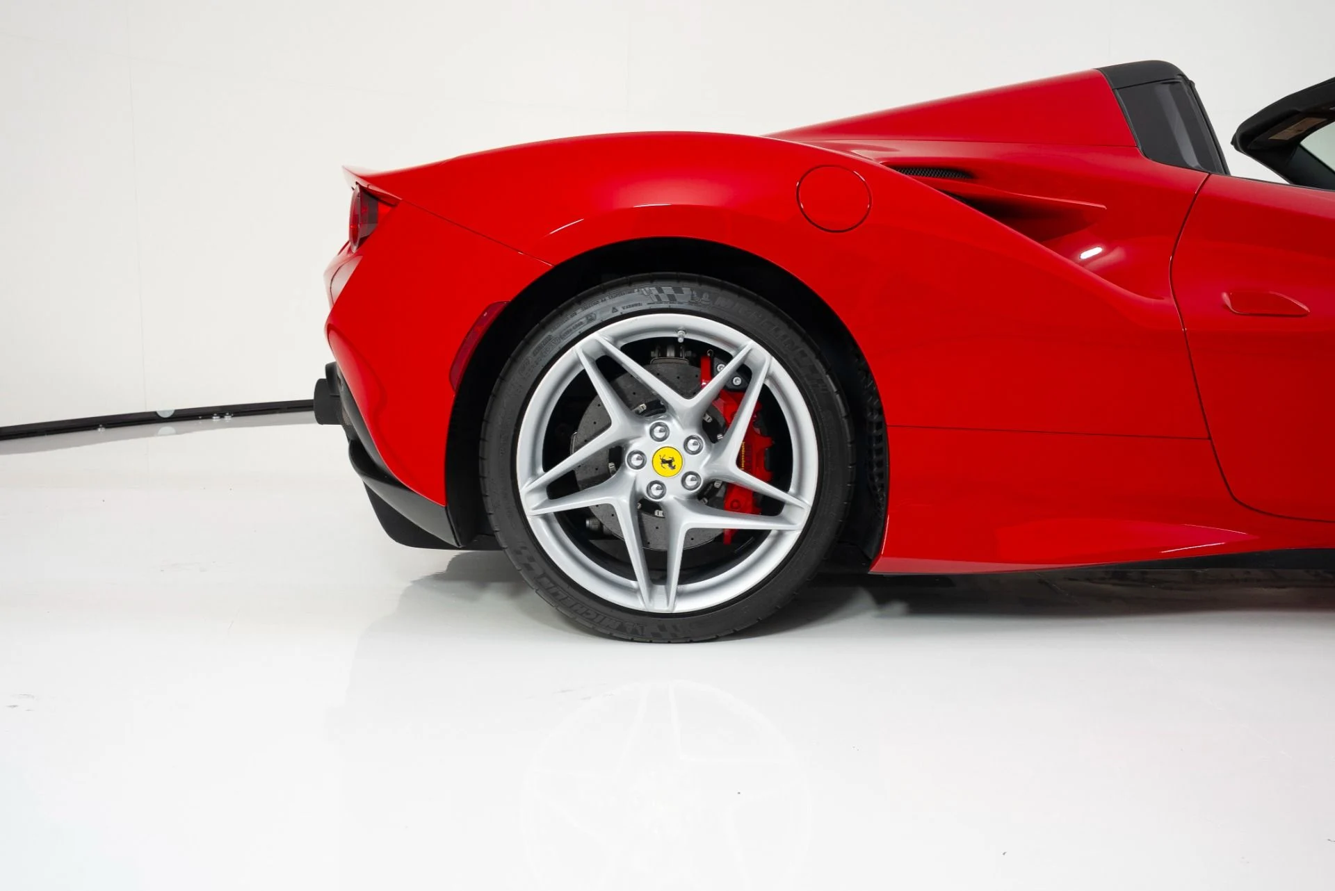 mph013_2762459472_Used_2021_Ferrari_F8_Spider_1757957109_1b27e10fb3
