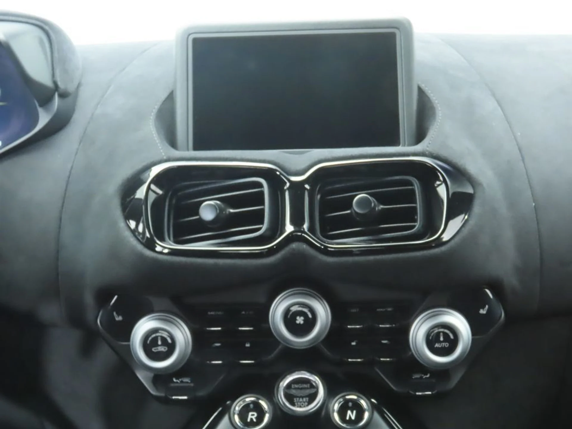 mph013_2811242166_used_2020_aston_martin_vantage_coupe_8119_22982881_14_1024_75db545b86