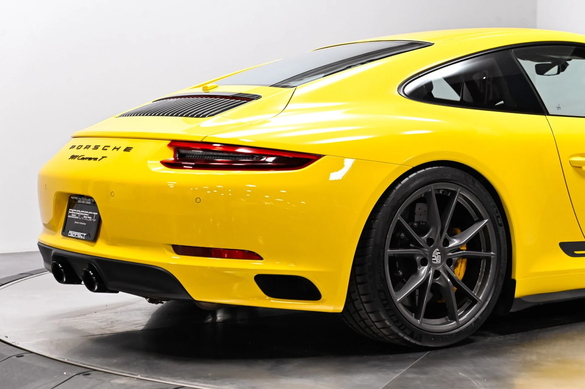 mph013_2822805069_Used_2018_Porsche_911_Carrera_T_1790277617_5d588fbf00
