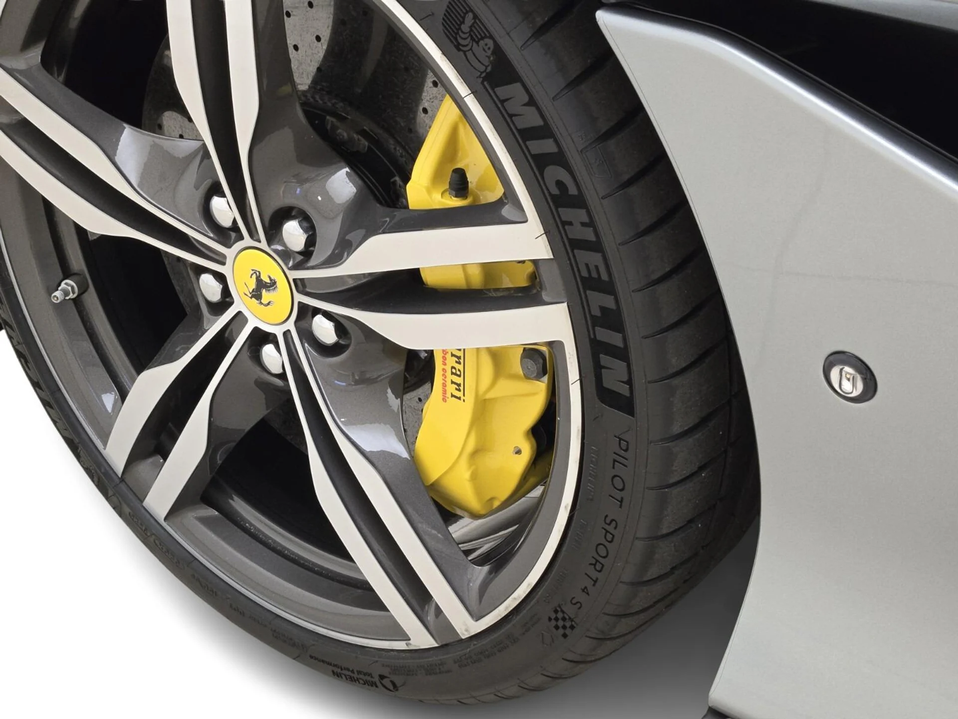 mph013_2847779395_Used_2019_Ferrari_Portofino_1762588061_105dc20640