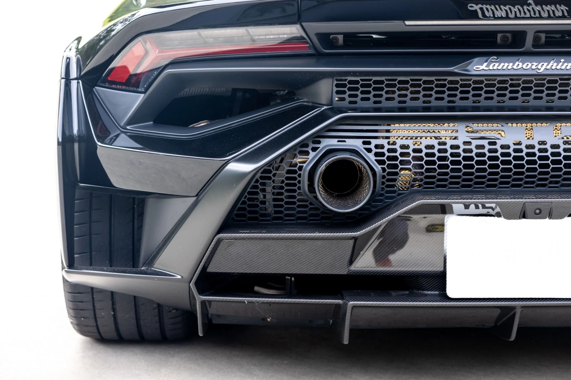 mph013_2860244697_Used_2021_Lamborghini_Huracan_STO_1781723231_dbc2dec291