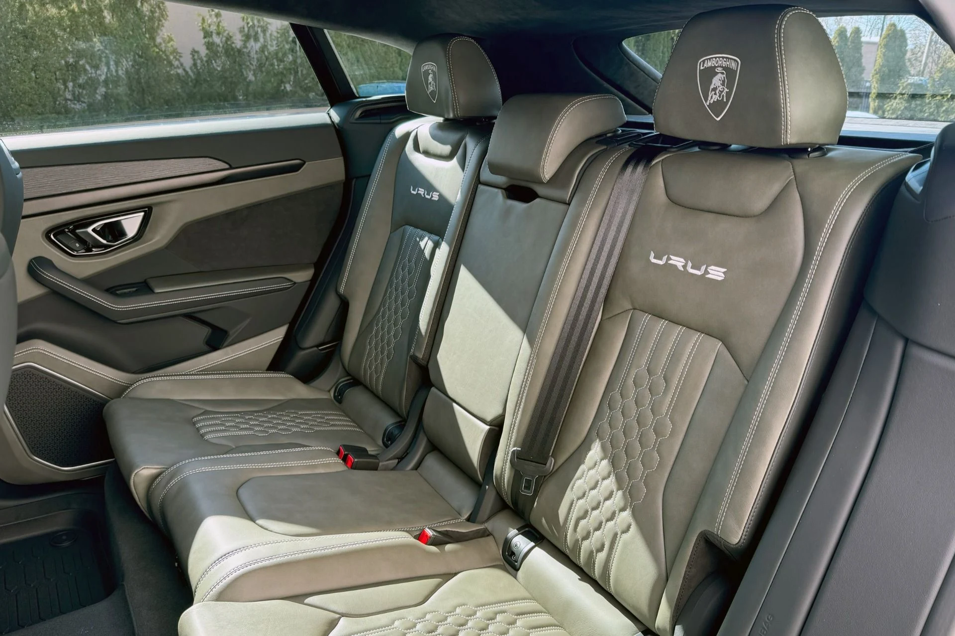 mph013_2862000357_Used_2024_Lamborghini_Urus_S_1738172756_1944078364